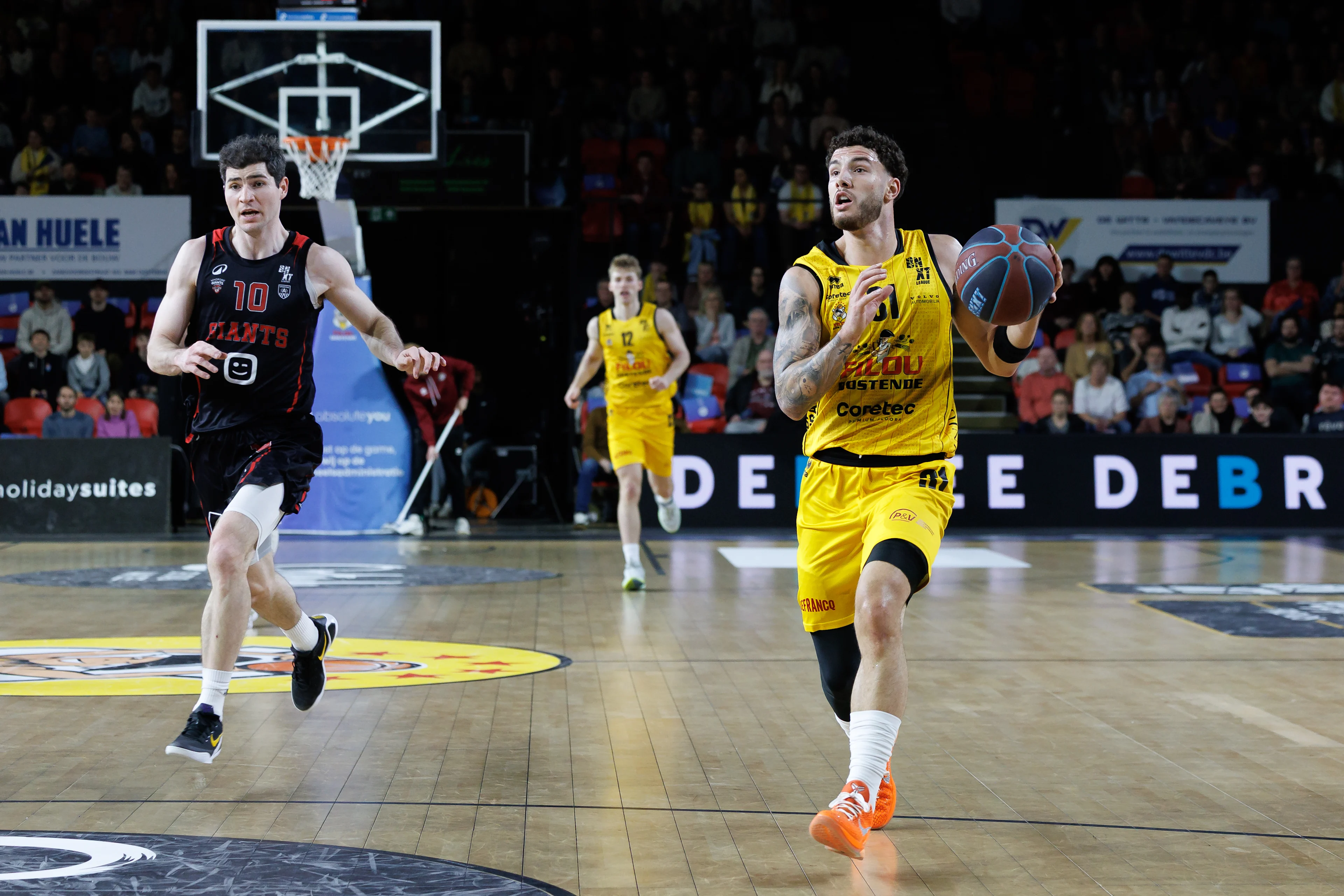 Antwerp's Andrew Funk and Oostende's Noam Yaacov fight for the ball during a basketball match between BC Oostende and Antwerp Giants, Sunday 15 March 2026, in Oostende, on day 24 of the 'BNXT League' Belgian/ Dutch first division basket championship. BELGA PHOTO KURT DESPLENTER