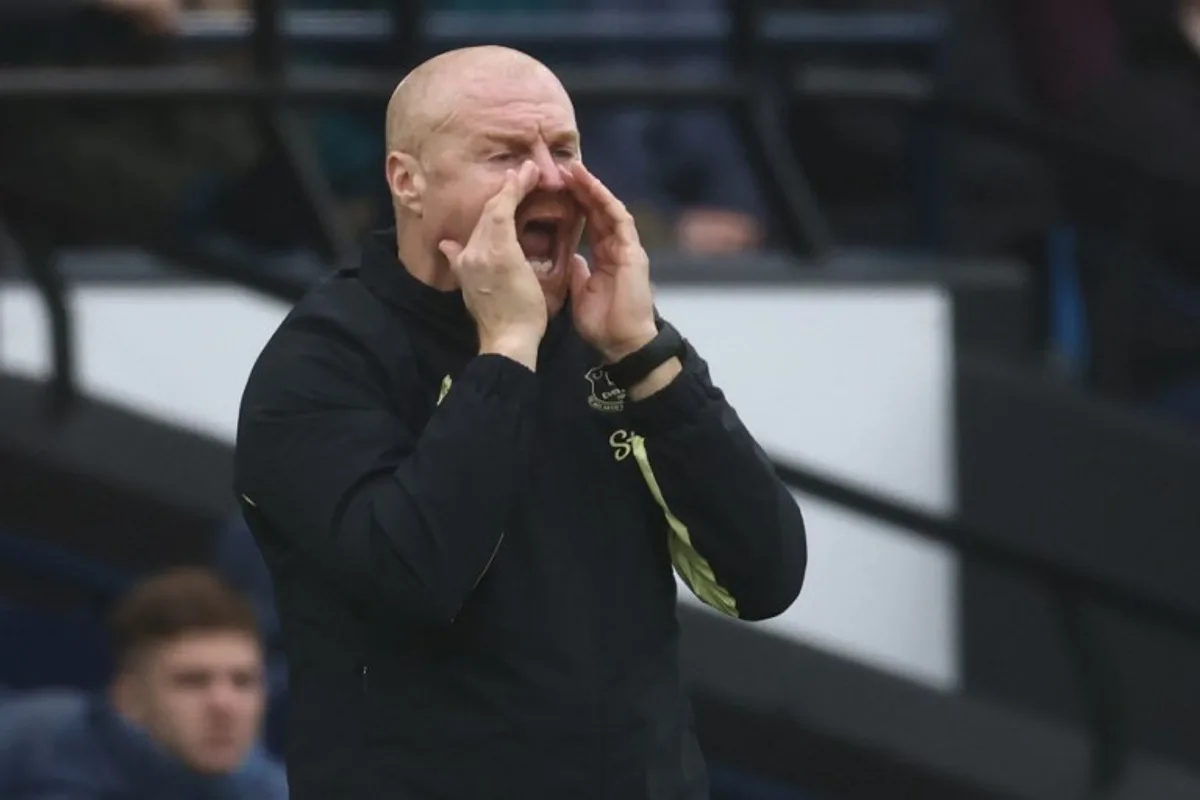 Everton's English manager Sean Dyche gestures on the touchline during the English Premier League football match between Manchester City and Everton at the Etihad Stadium in Manchester, north west England, on December 26, 2024.  Darren Staples / AFP