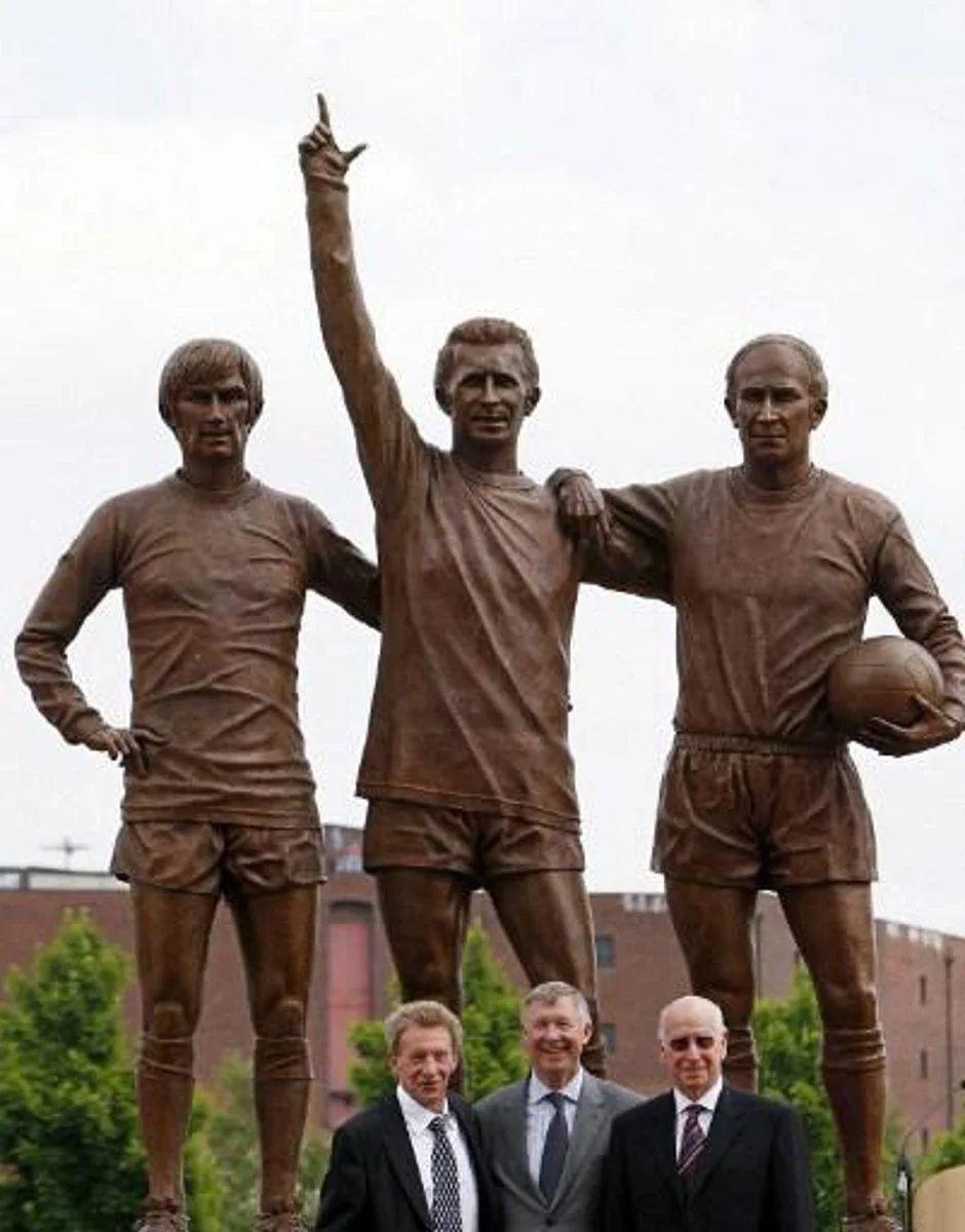 Sir Alex Ferguson (C), manager of Manchester United, stands with Dennis Law (L) and Sir Bobby Charlton after unveiling a statue entitled 'The United Trinity' outside Old Trafford football stadium on May 29, 2008, in manchester, north-west England. The bronze statue of Busby Babes George Best (L), Dennis Law (C) and Bobby Charlton stands opposite an earlier statue of their then manager Sir Matt Busby. AFP PHOTO/PAUL ELLIS