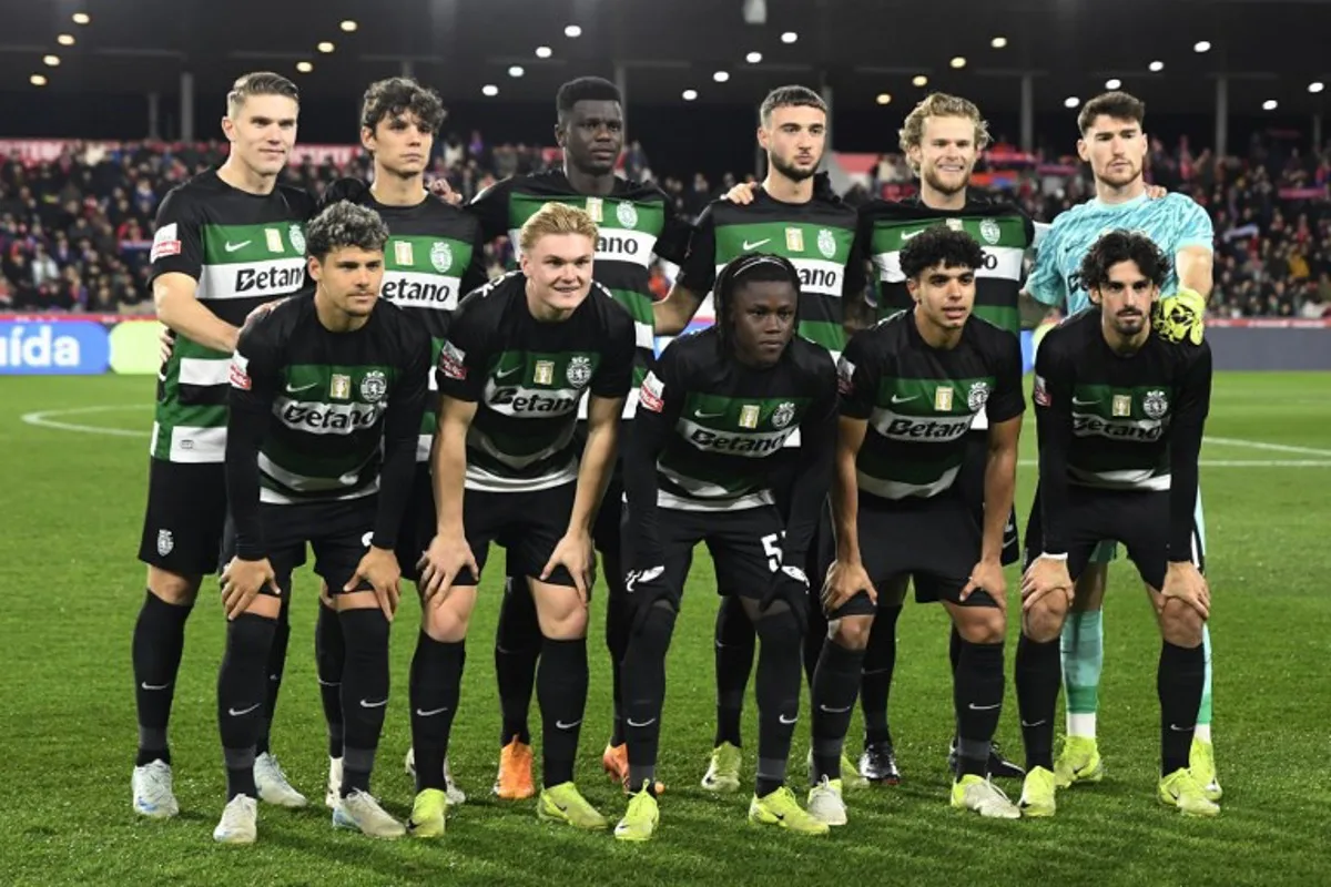 Sporting CP players pose for a team photo during the Portuguese League football match between Gil Vicente FC and Sporting CP at the at the Cidade de Barcelos stadium in Barcelos, on December 22, 2024.  MIGUEL RIOPA / AFP