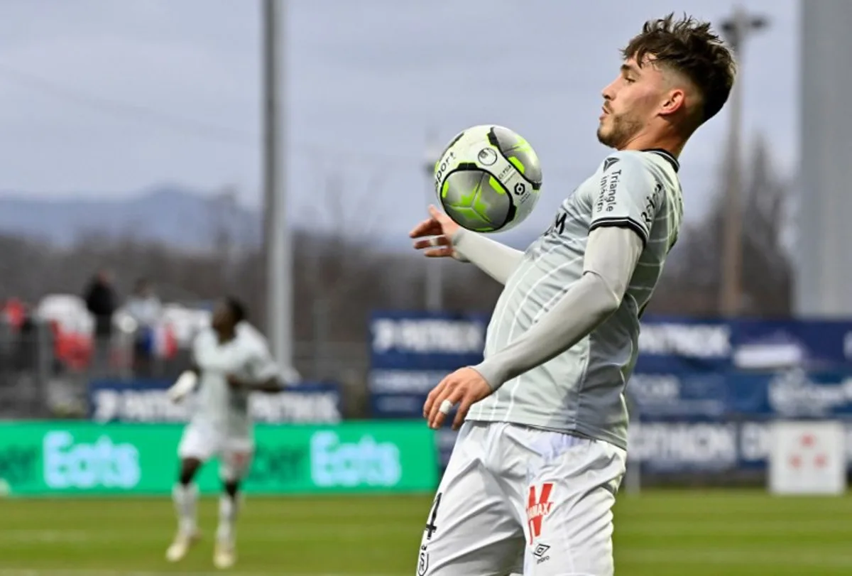 Reims' Moroccan defender Maxime Busi controls the ball during the French L1 Football match between Clermont and Reims at the Gabriel-Montpied stadium in Clermont-Ferrand on January 9, 2022.  THIERRY ZOCCOLAN / AFP