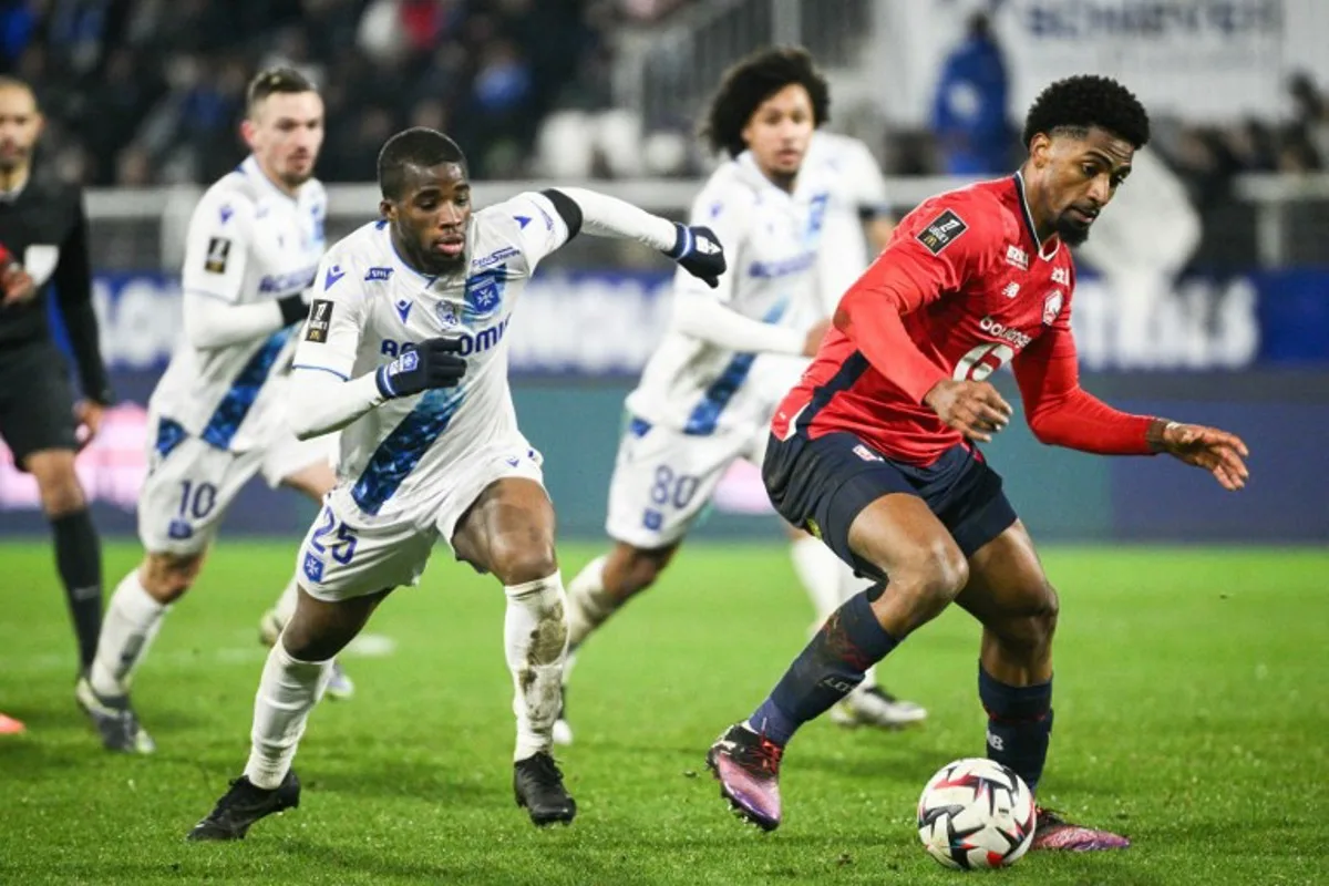 Lille's Brazilian defender #04 Alexsandro (R) fights for the ball with Auxerre's Ivorian midfielder #25 Hamed Junior Traore during the French L1 first division football match between AJ Auxerre (AJ Auxerre) and Lille (LOSC) at the Abbe Descamps stadium in Auxerre, central eastern France, on January 10, 2025.   ARNAUD FINISTRE / AFP