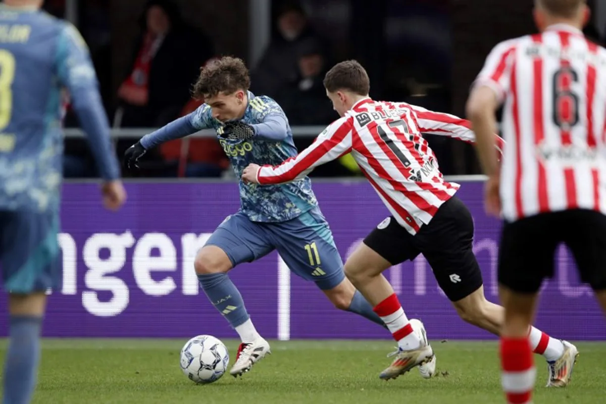 Ajax's Belgian forward #6 Mika Godts (L) and Sparta Rotterdam's Algerian midfielder #17 Camiel Neghli fight for the ball during the Dutch Eredivisie football match between Sparta Rotterdam and Ajax at the Sparta stadium Het Kasteel in Rotterdam, on December 22, 2024.   Bart Stoutjesdijk / ANP / AFP