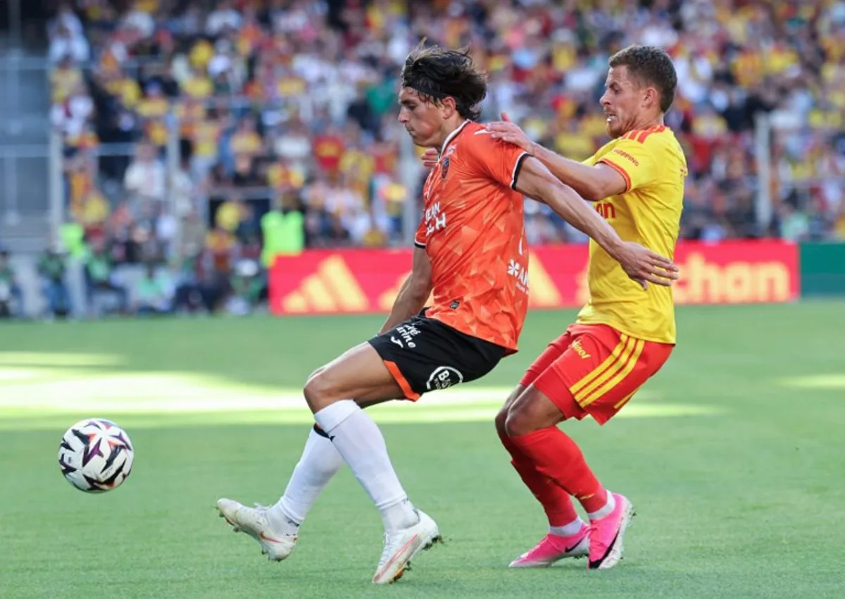 Lens' Belgian midfielder #09 Thorgan Hazard (R) and Lorient's Greek midfielder #77 Panos Katseris fight for the ball during the French L1 football match between RC Lens and FC Lorient at the Stade Bollaert-Delelis in Lens, northern France, on September 5, 2026. Francois LO PRESTI / AFP