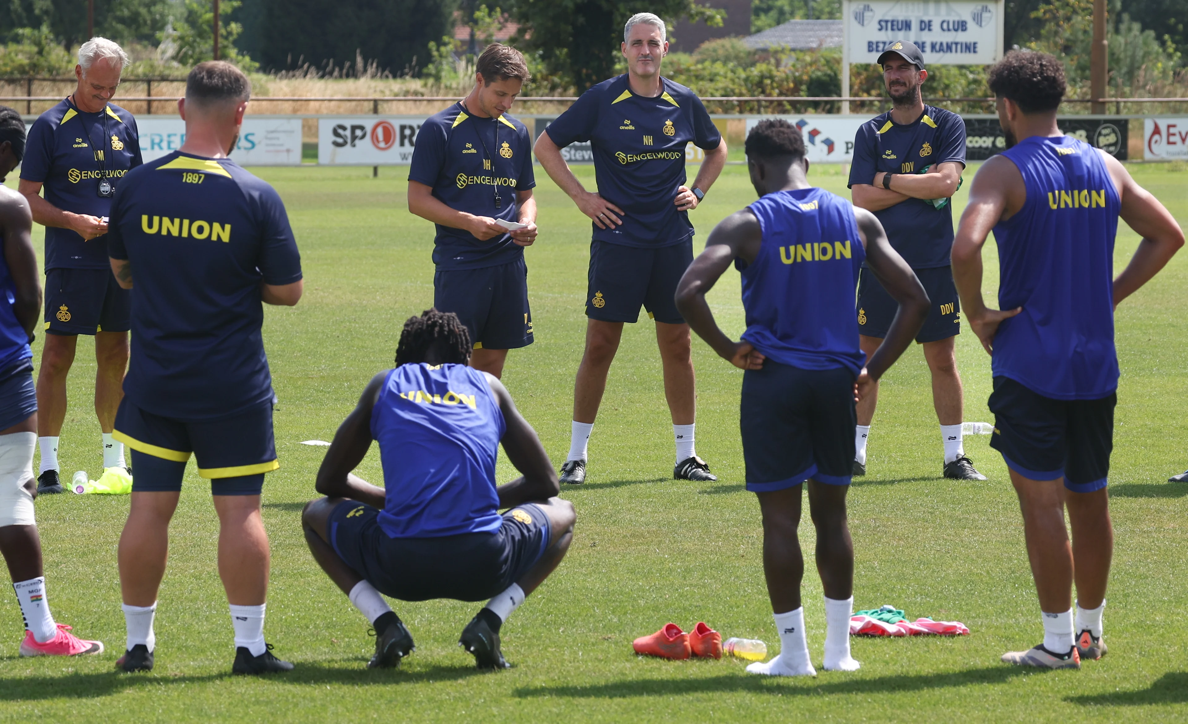 Union's head coach David Hubert talks to his players during the summer training camp of Belgian first division soccer team Royale Union Saint-Gillois, in Venray, the Netherlands on Friday 17 July 2026, to prepare for the upcoming 2026-2027 season. BELGA PHOTO VIRGINIE LEFOUR