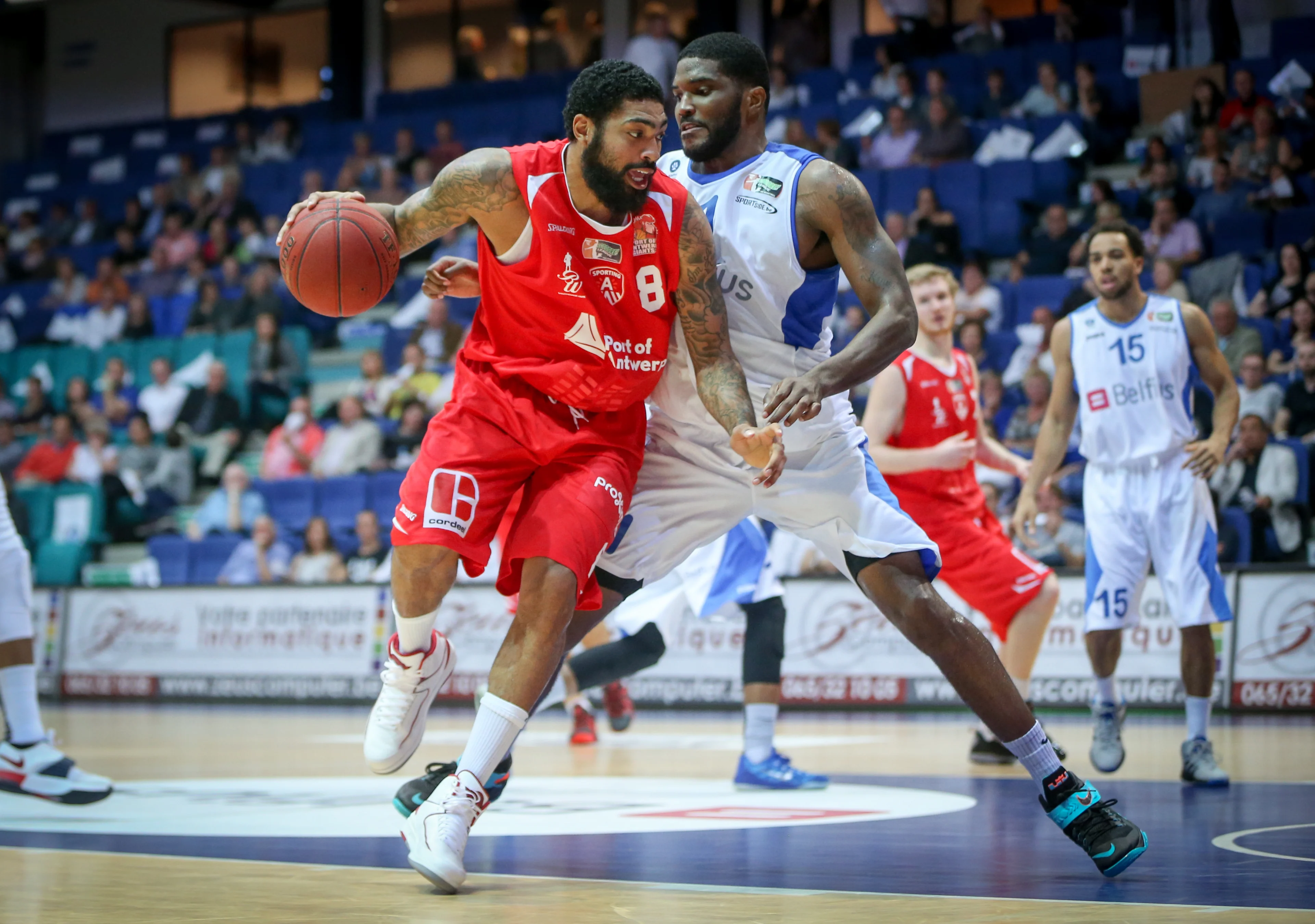 20141018 - MONS, BELGIUM: Antwerp's Andy Van Vliet and Mons' Jamie O Brien Billie fight for the ball during the basketball match between Mons-Hainaut and the Antwerp Giants, on the fourth day of the Scooore League Basketball competition, Saturday 18 October 2014 in Mons. BELGA PHOTO VIRGINIE LEFOUR