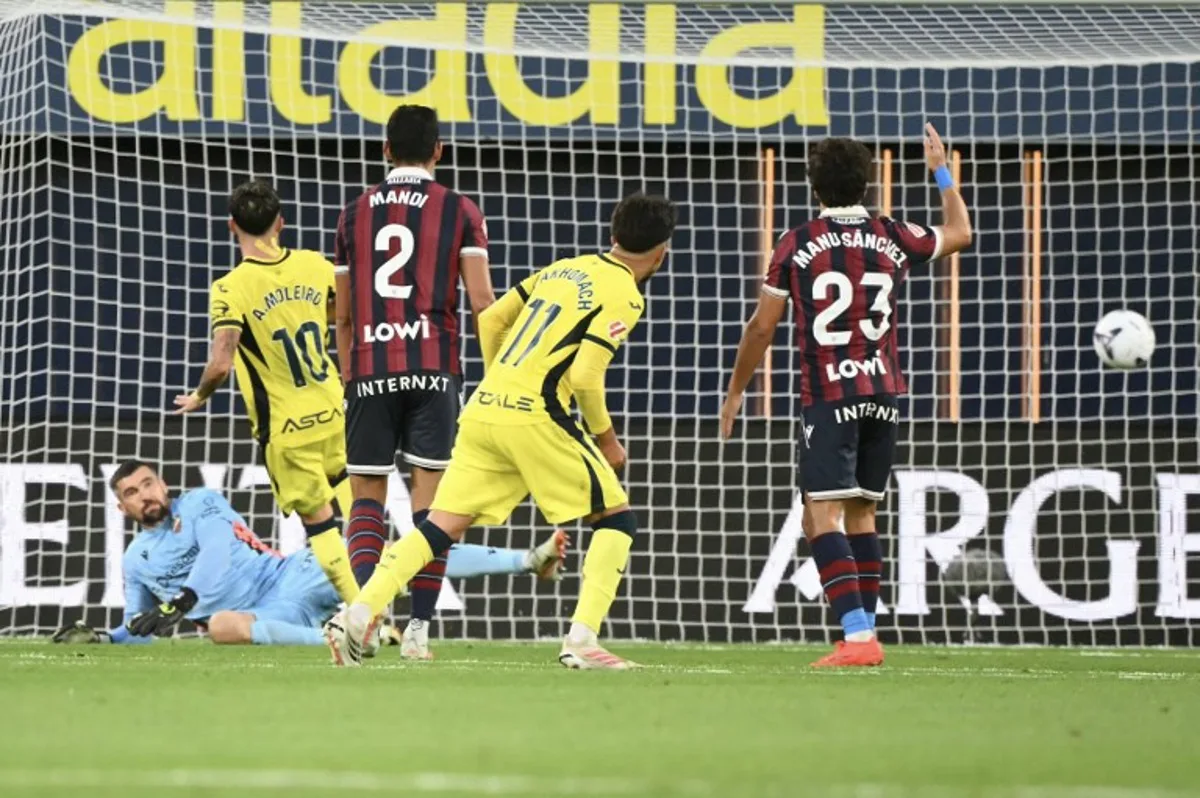 Villarreal's Spanish midfielder #10 Alberto Moleiro (2L) scores his team's second goal during the Spanish league football match between Villarreal CF and Levante UD at La Ceramica Stadium in Vila-real on September 20, 2026. JOSE JORDAN / AFP