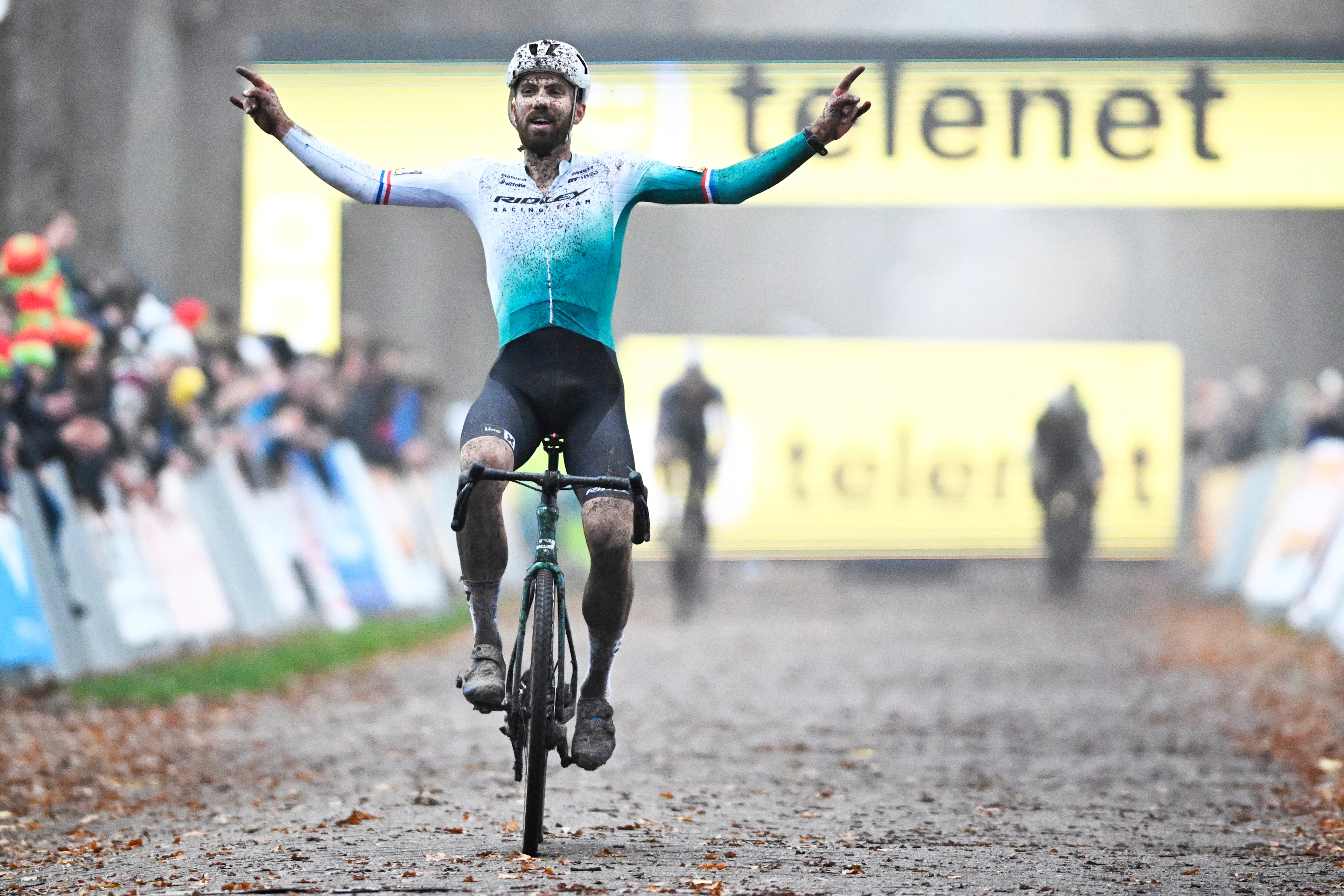 Dutch Joris Nieuwenhuis celebrates as he crosses the finish line to win the men's race of the Superprestige Merksplas cyclocross event, fourth stage (4/8) of the Superprestige cyclocross cycling competition, Saturday 15 November 2025, in Merksplas. BELGA PHOTO JASPER JACOBS