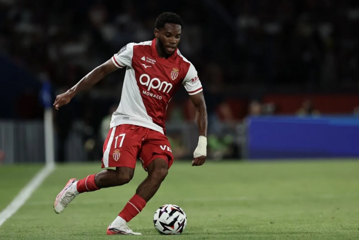 Monaco's Belgian midfielder #17 Stanis Idumbo controls the ball during the French L1 football match between Paris Saint-Germain (PSG) and AS Monaco at the Parc des Princes stadium in Paris on September 4, 2026.  Anne-Christine POUJOULAT / AFP