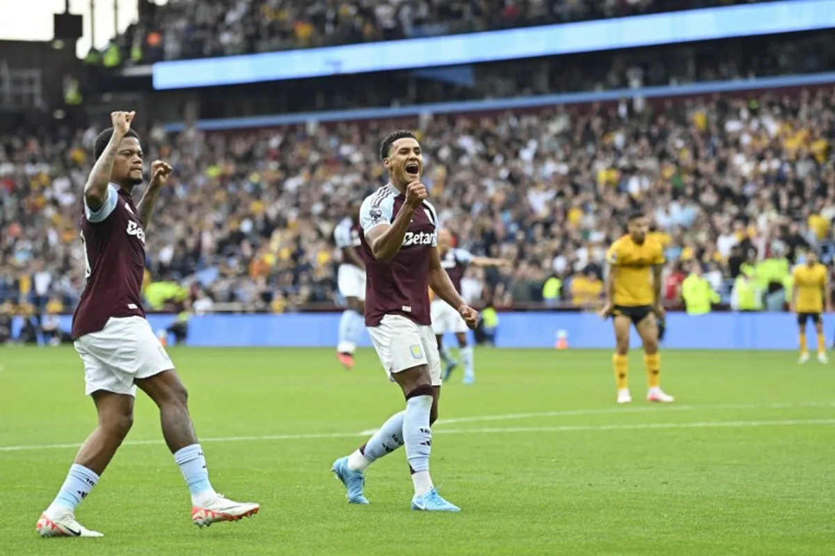 Aston Villa's English striker #11 Ollie Watkins (C) celebrates   after scoring  his team's first goal during the English Premier League football match between Aston Villa and Wolverhampton Wanderers at Villa Park in Birmingham, central England on September 21, 2024.  JUSTIN TALLIS / AFP