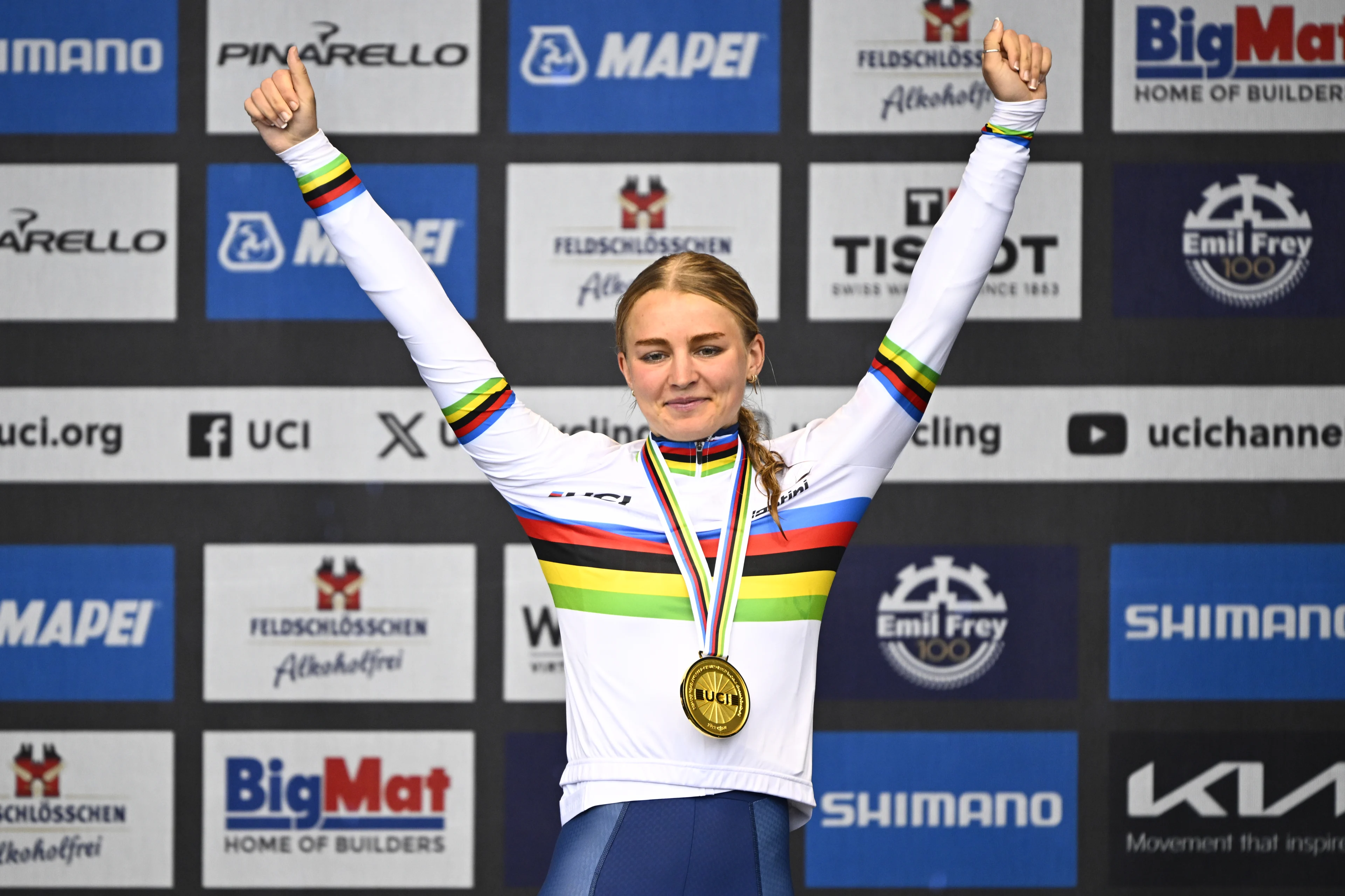 British Cat Ferguson celebrates on the podium after winning the Junior Women road race at the 2024 UCI Road and Para-Cycling Road World Championships, Thursday 26 September 2024, in Zurich, Switzerland. The Worlds are taking place from 21 to 29 September. BELGA PHOTO JASPER JACOBS