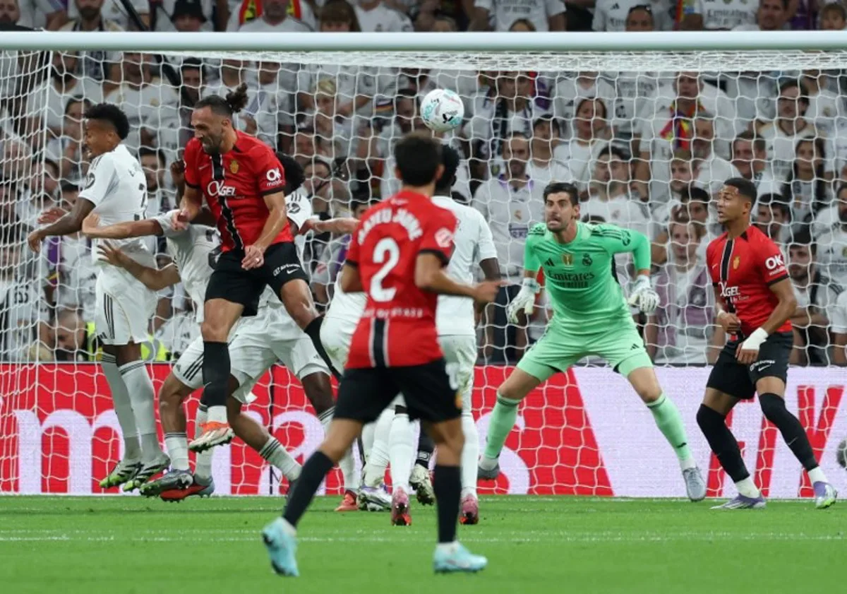 Real Mallorca's Kosovo forward #07 Vedat Muriqi (L) scores his team's first goal during the Spanish league football match between Real Madrid CF and Real RCD Mallorca at the Santiago Bernabeu stadium in Madrid on August 30, 2025. Thomas COEX / AFP