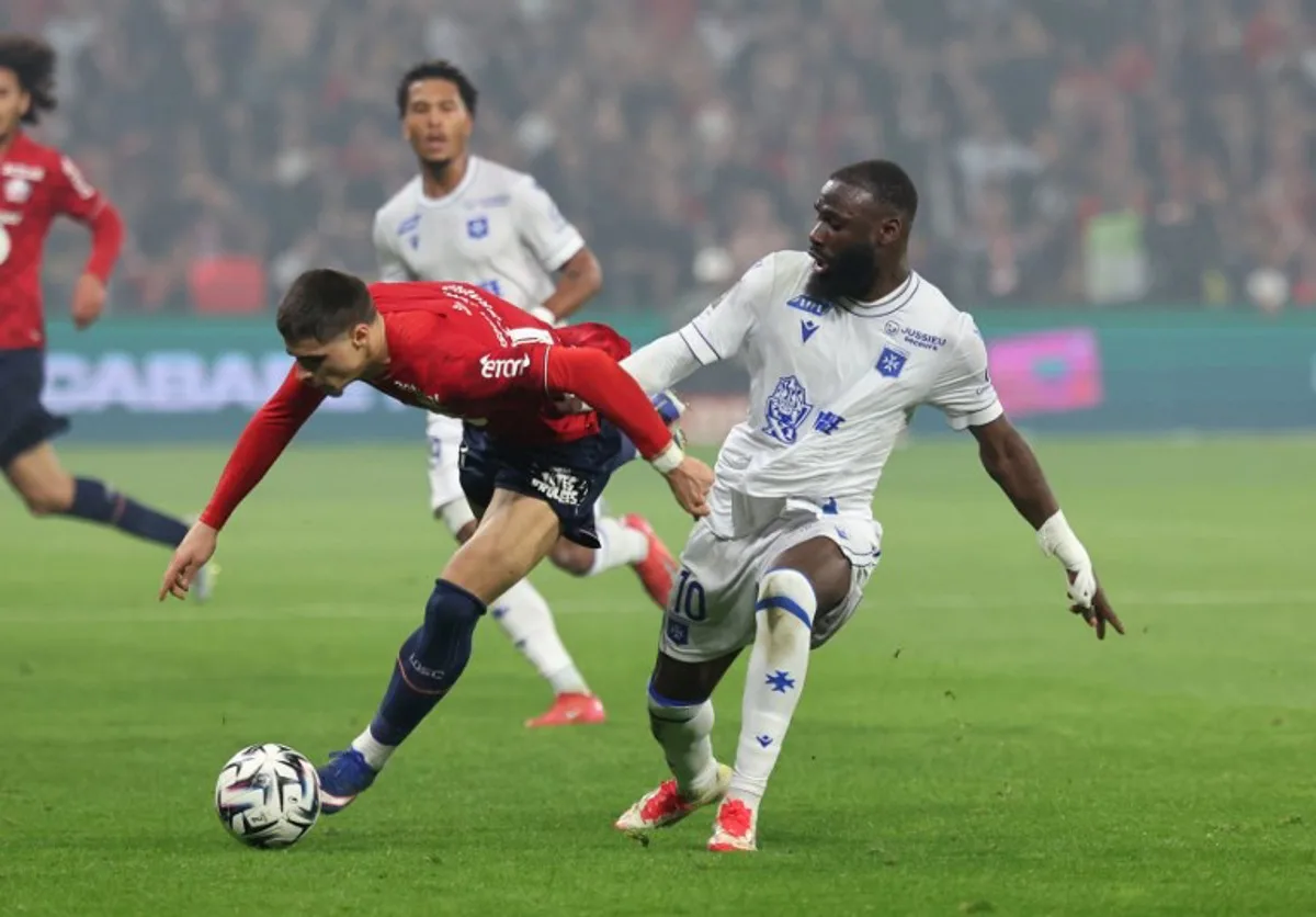 Lille's Belgian forward #07 Matias Fernandez-Pardo (L) and Auxerre's Malian forward #10 Lassine Sinayoko fight for the ball during the French L1 football match between Lille LOSC and AJ Auxerre at the Stade Pierre-Mauroy in Villeneuve-d'Ascq, northern France, on May 17, 2026.  Francois LO PRESTI / AFP