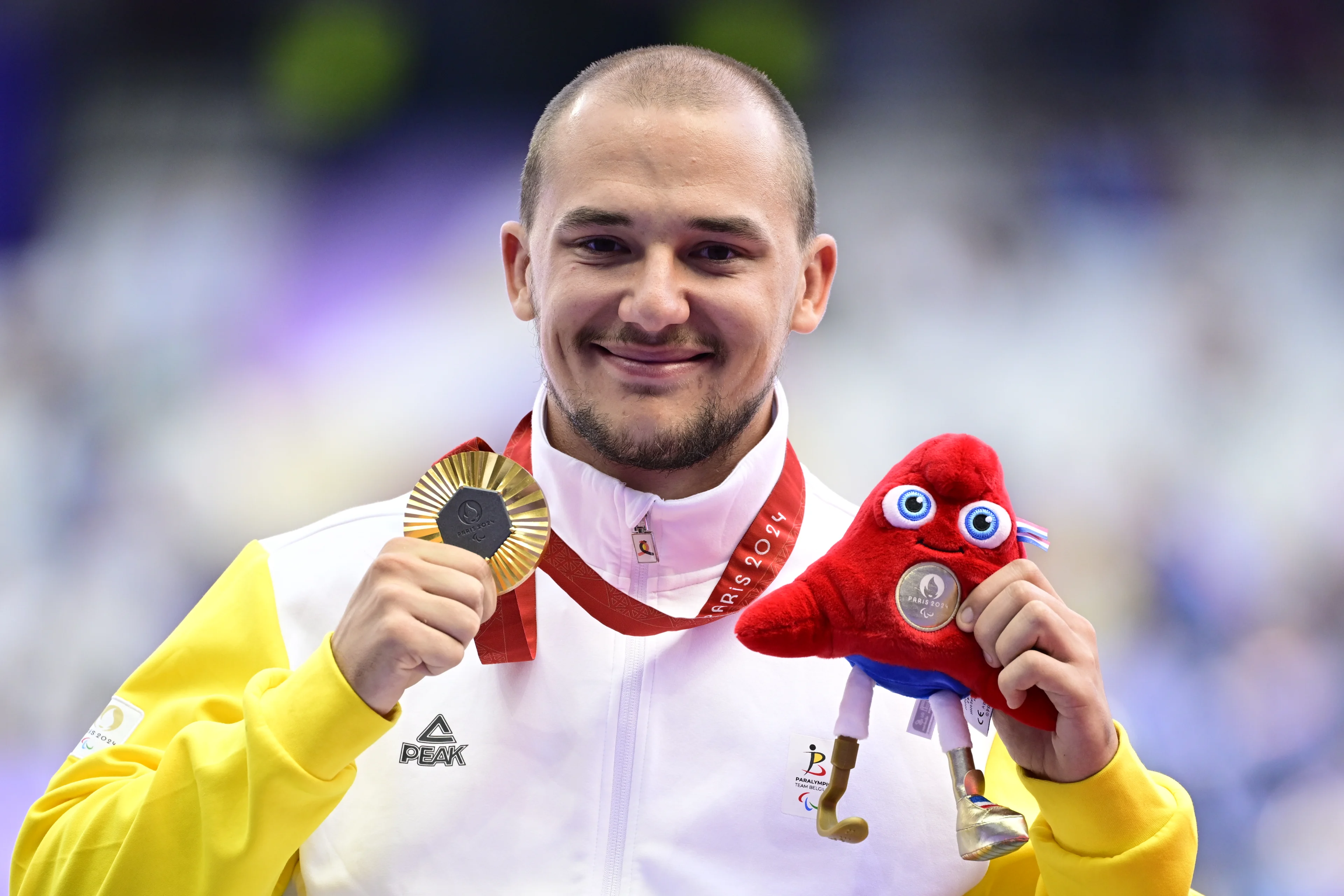 Belgian Paralympian athlete Maxime Carabin pictured during the podium ceremony after the finals of the men's 100m T52 para athletics event, on day 9 of the 2024 Summer Paralympic Games in Paris, France on Friday 06 September 2024. The 17th Paralympics are taking place from 28 August to 8 September 2024 in Paris. BELGA PHOTO LAURIE DIEFFEMBACQ