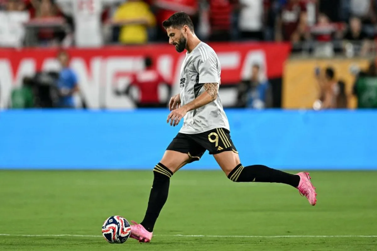 LAFC's French forward #09 Olivier Giroud warms up ahead of the FIFA Club World Cup 2025 Group D football match between US Los Angeles FC and Brazil's CR Flamengo at the Camping World stadium in Orlando on June 24, 2025. Patricia DE MELO MOREIRA / AFP