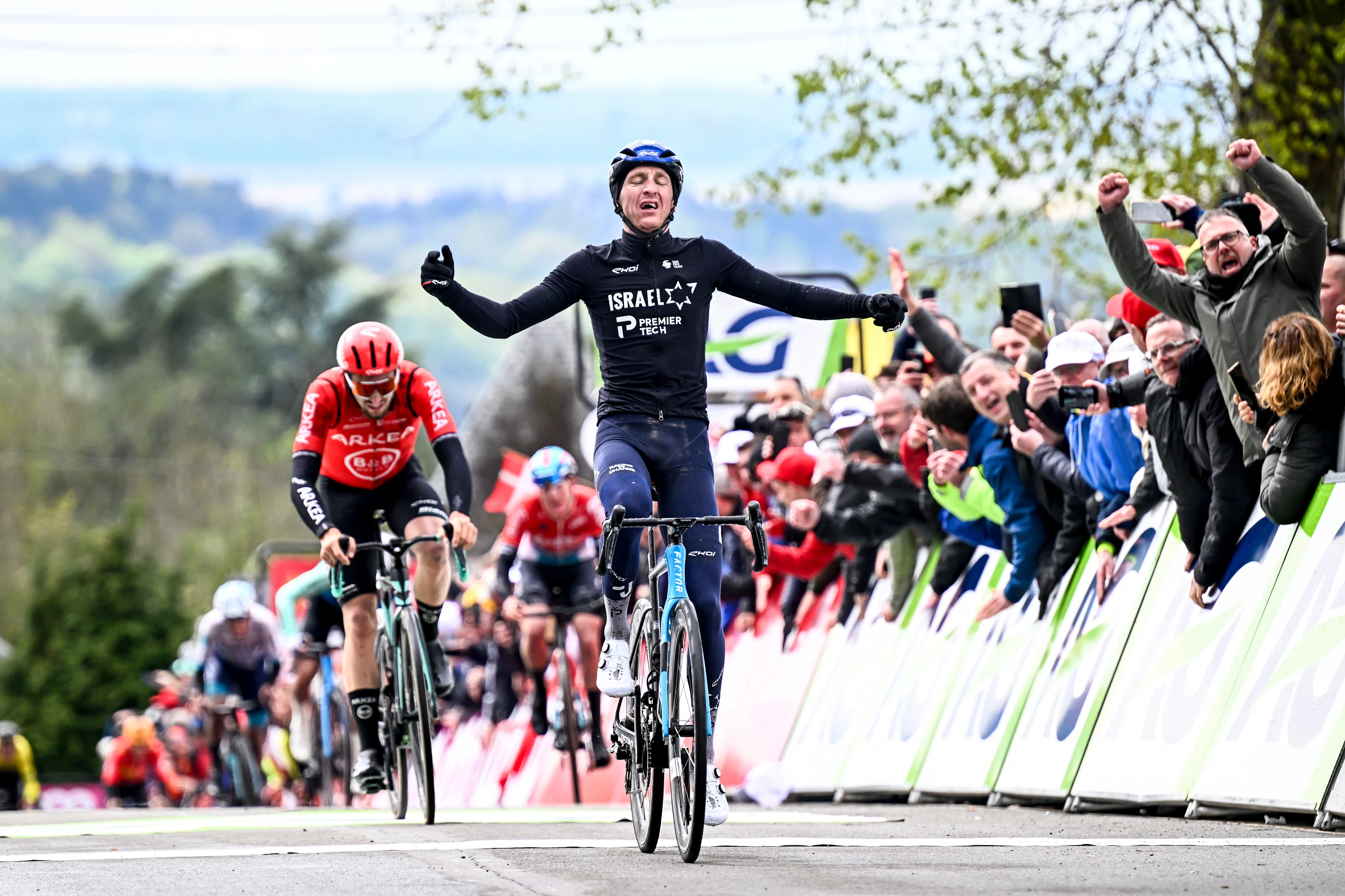 British Stevie Williams of Israel-Premier Tech celebrates as he crosses the finish line to win the men's race of the 'La Fleche Wallonne', one day cycling race (Waalse Pijl - Walloon Arrow), 199 km from Charleroi to Huy, Wednesday 17 April 2024. BELGA PHOTO JASPER JACOBS