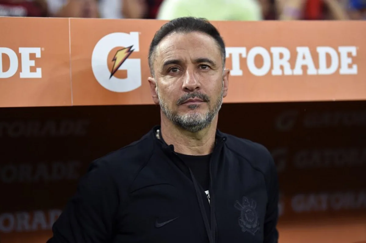 Corinthians' Portuguese coach Vitor Pereira during the Copa Libertadores football tournament quarterfinals all-Brazilian second leg match between Flamengo and Corinthians, at the Maracana stadium in Rio de Janeiro, Brazil, on August 9, 2022.  MAURO PIMENTEL / AFP