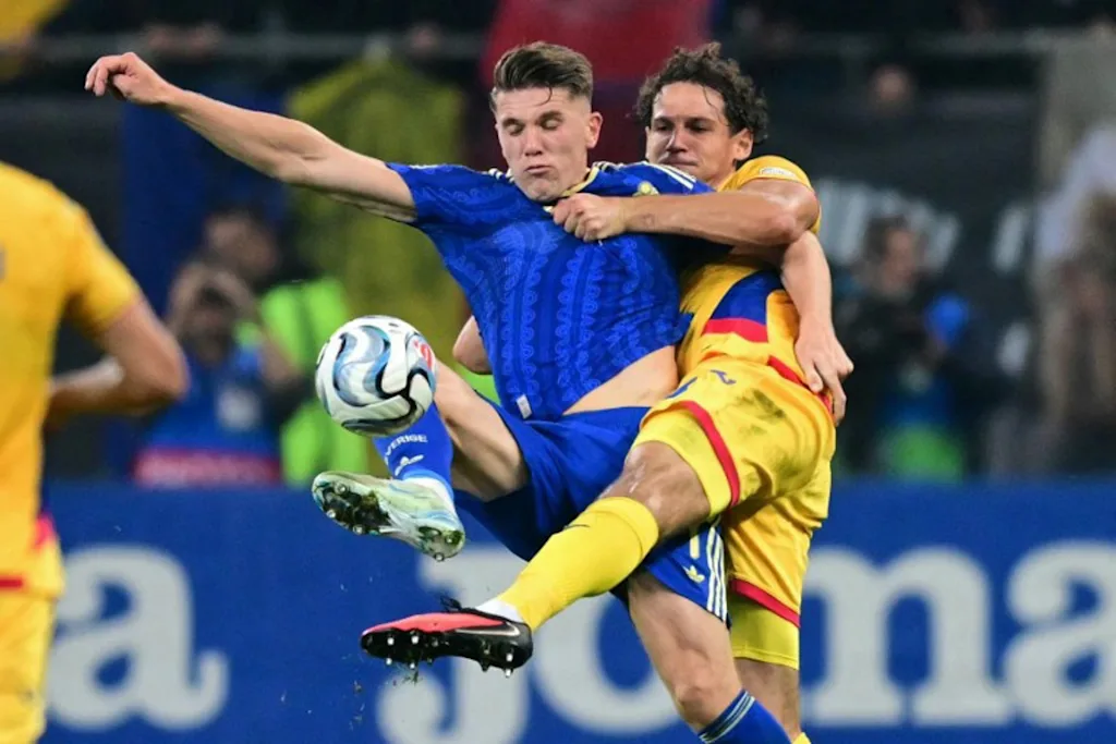Sweden's forward #17 Viktor Gyokeres (L) and Romania's defender #03 Matei Cristian Ilie (R) vie for the ball during the UEFA Nations League Group B4 football match between Romania and Sweden in Bucharest on October 5, 2026. Daniel MIHAILESCU / AFP