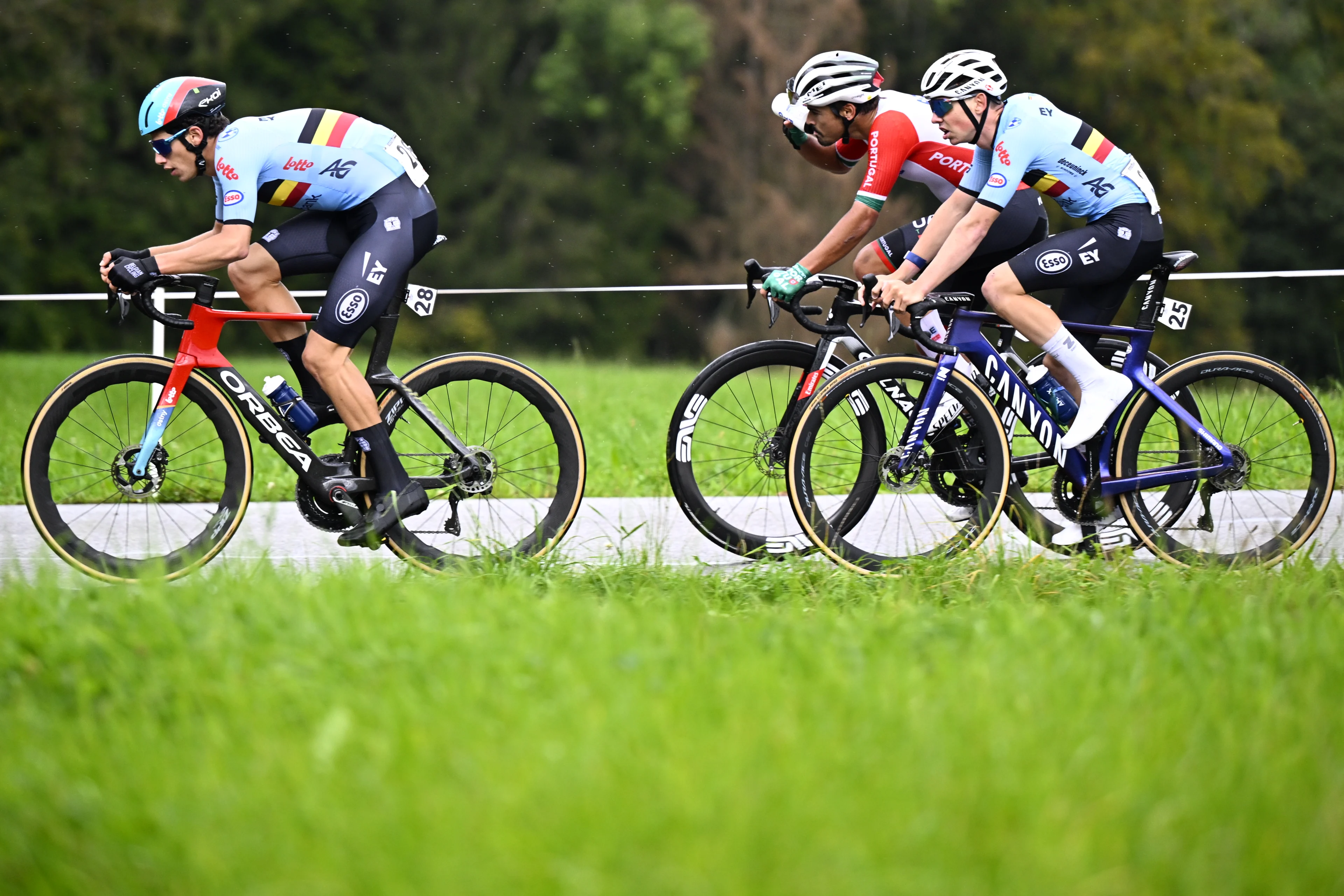 Belgian Alec Segaert and Belgian Aaron Dockx pictured in action during the U23 Men road race at the 2024 UCI Road and Para-Cycling Road World Championships, Friday 27 September 2024, in Zurich, Switzerland. The Worlds are taking place from 21 to 29 September. BELGA PHOTO JASPER JACOBS