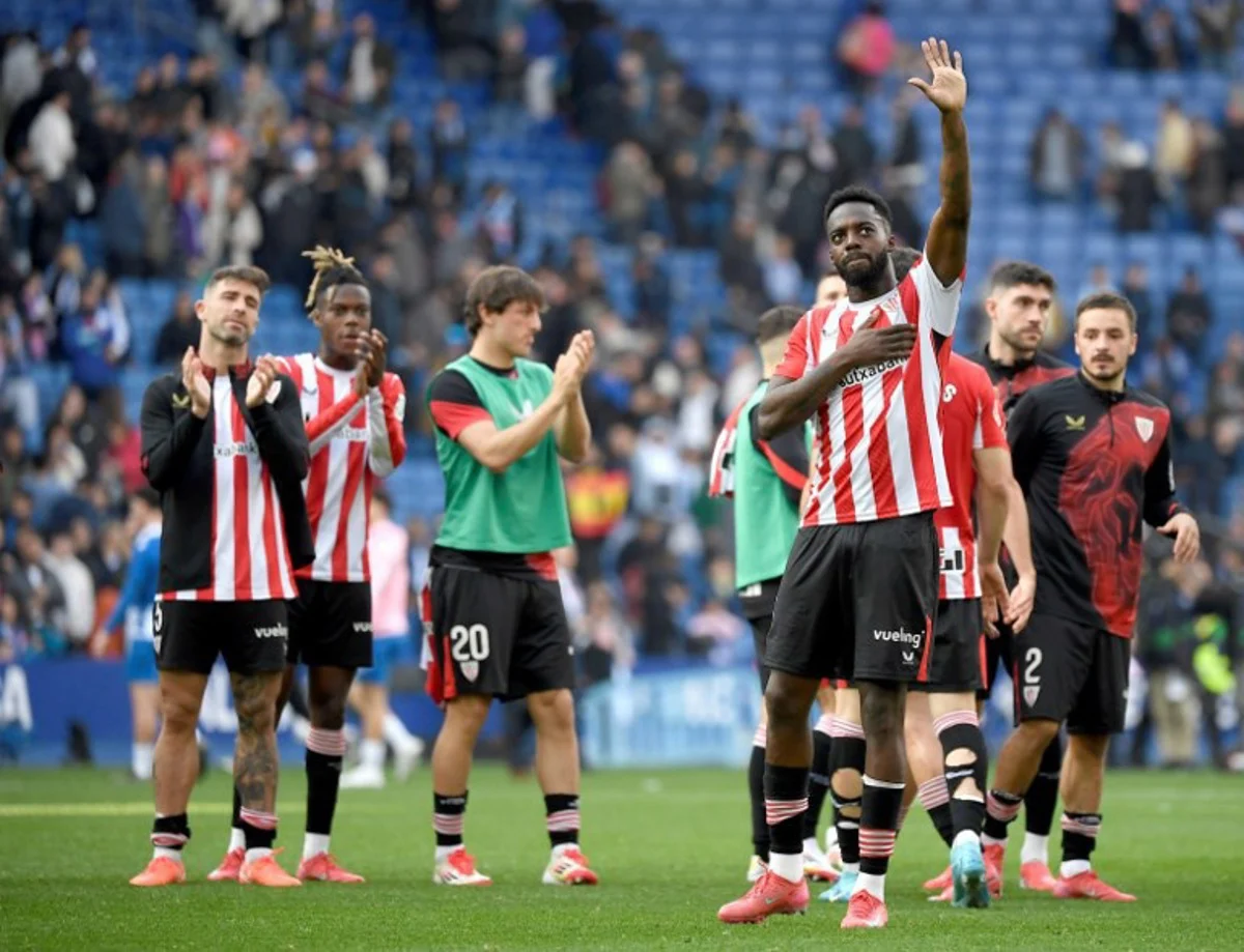 Athletic Bilbao's Spanish forward #09 Inaki Williams salutes at the end of the Spanish league football match between RCD Espanyol and Athletic Club Bilbao at the RCDE Stadium in Cornella de Llobregat on February 16, 2025.  Josep LAGO / AFP