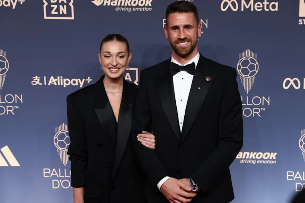 Spain and Athletic Bilbao goalkeeper Unai Simon (R) poses upon arrival to attend the 2026 Ballon d'Or France Football award ceremony at the Palladium Theatre in London on October 26, 2026. Toby Shepheard / AFP