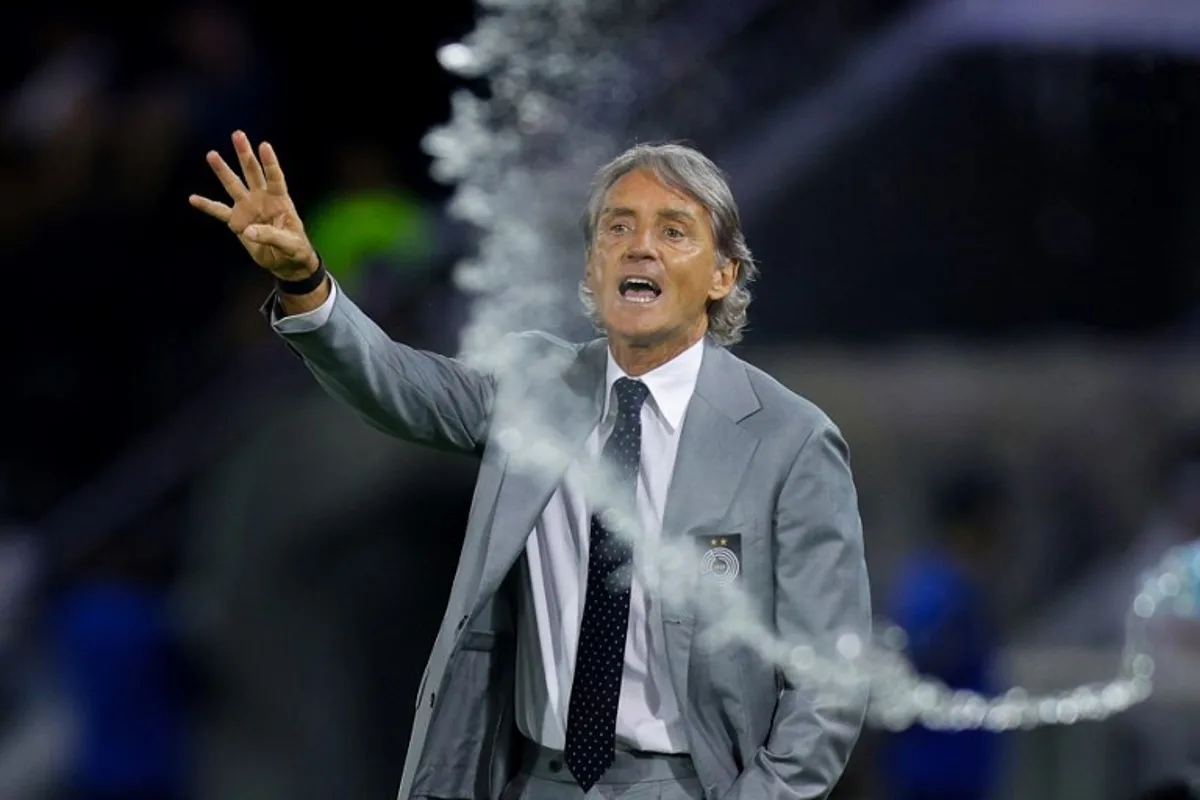 Sadd's Italian coach Roberto Mancini instructs his players during the Qatar Stars League match between Al-Sadd and Al-Shamal at Jassim Bin Hamad Stadium in Doha on April 27, 2026. Karim JAAFAR / AFP