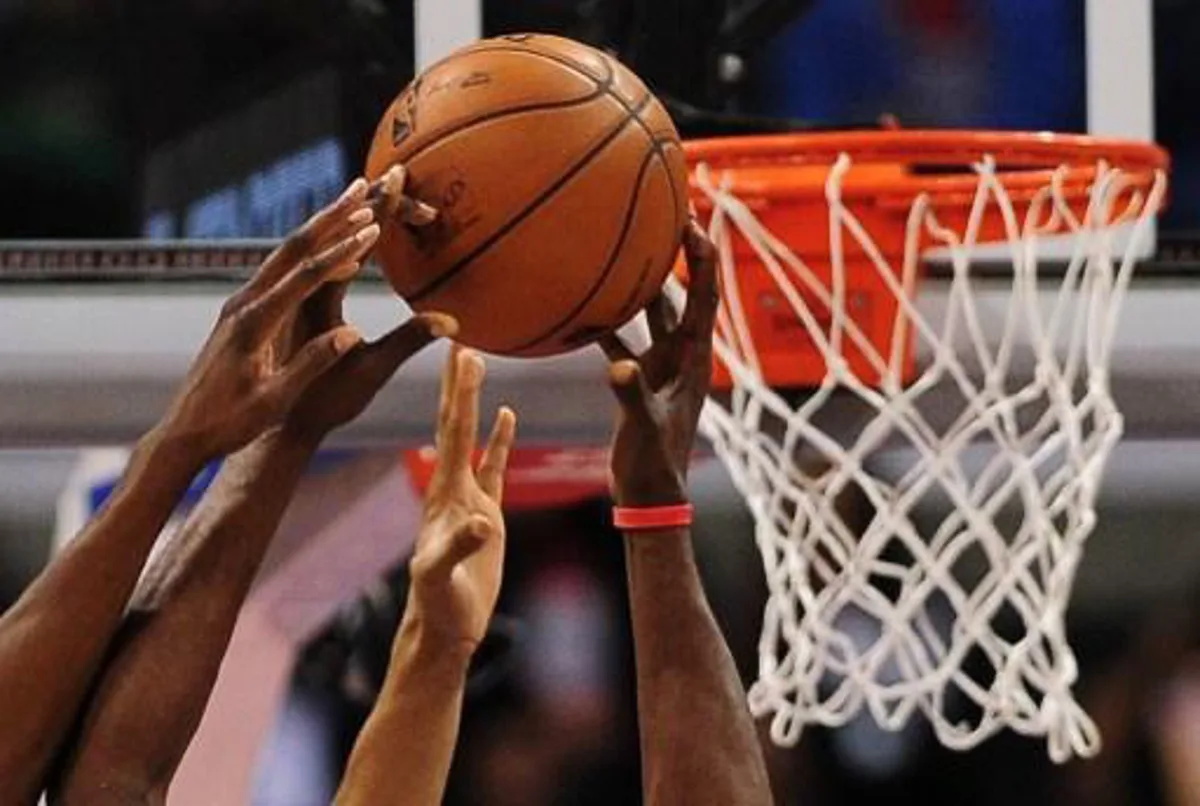 Lamar Odom of the Los Angeles Clippers gains the advantage beside the basket against the Milwaukee Bucks during their NBA game in Los Angeles, California on March 6, 2013.  AFP PHOTO / Frederic J. BROWN