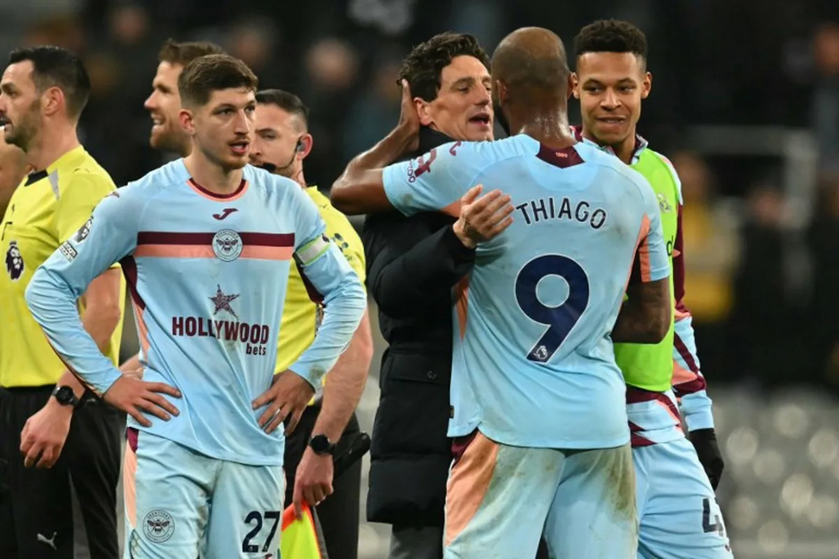 Brentford's Irish head coach Keith Andrews celebrates with his players on the pitch after the English Premier League football match between Newcastle United and Brentford at St James' Park in Newcastle-upon-Tyne, north east England on February 7, 2026. Brentford won the game 3-2. ANDY BUCHANAN / AFP