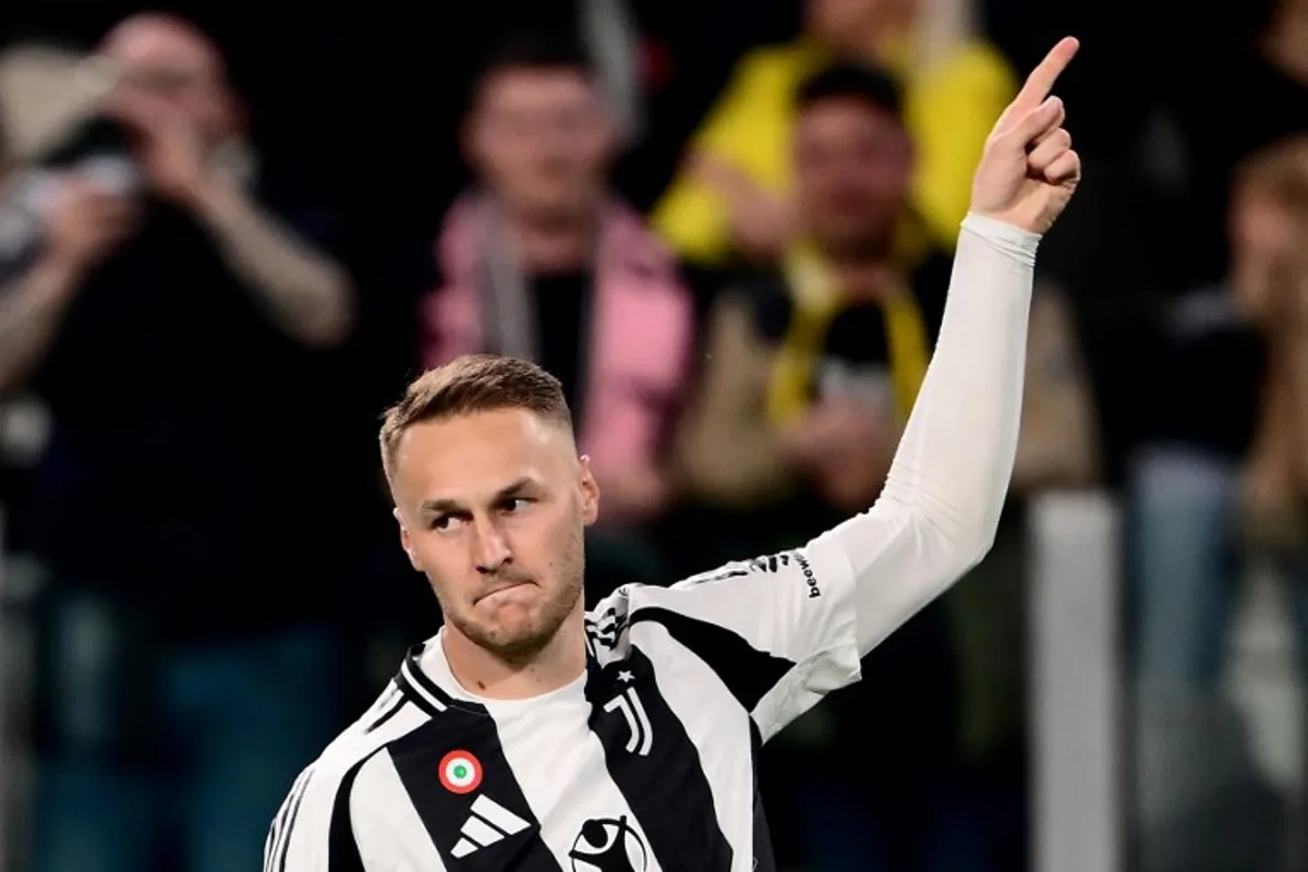 Juventus' Dutch midfielder #08 Teun Koopmeiners celebrates scoring his team's first goal during the Italian Serie A football match between Juventus and Lecce at the "Allianz Stadium" in Turin on April 12, 2025. MARCO BERTORELLO / AFP