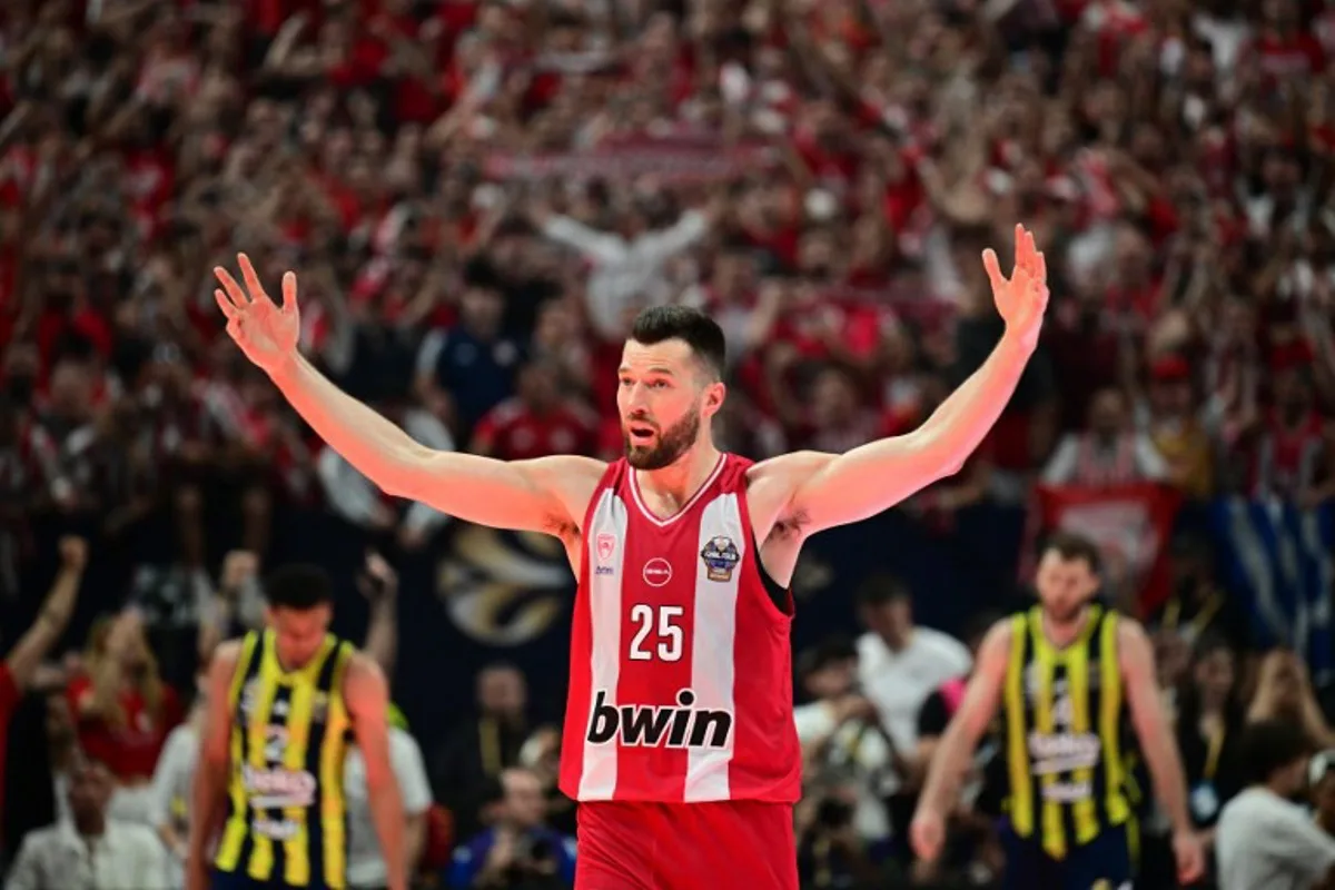 Olympiacos' US forward #25 Alec Peters reacts during the EuroLeague "Final Four" semi-final basketball match between Olympiacos BC and Fenerbahce Basketball at the Telekom Center Athens in Athens on May 22, 2026. Angelos TZORTZINIS / AFP
