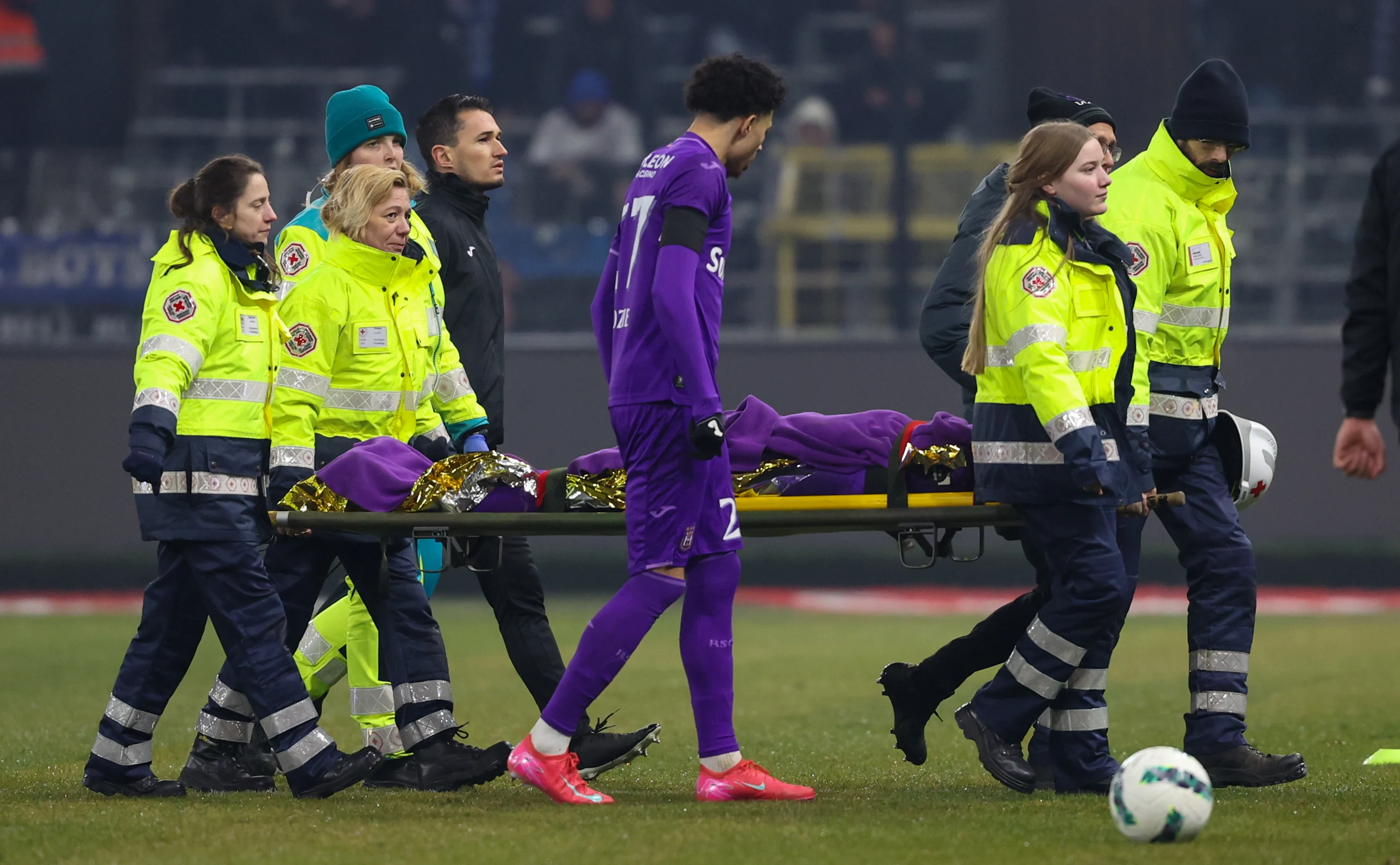 Anderlecht's Francis Amuzu leaves the pitch after being injured during a soccer game between RSC Anderlecht and Club Brugge, Sunday 12 January 2025 in Brussels, on day 21 of the 2024-2025 season of 'Jupiler Pro League' first division of the Belgian championship. BELGA PHOTO VIRGINIE LEFOUR