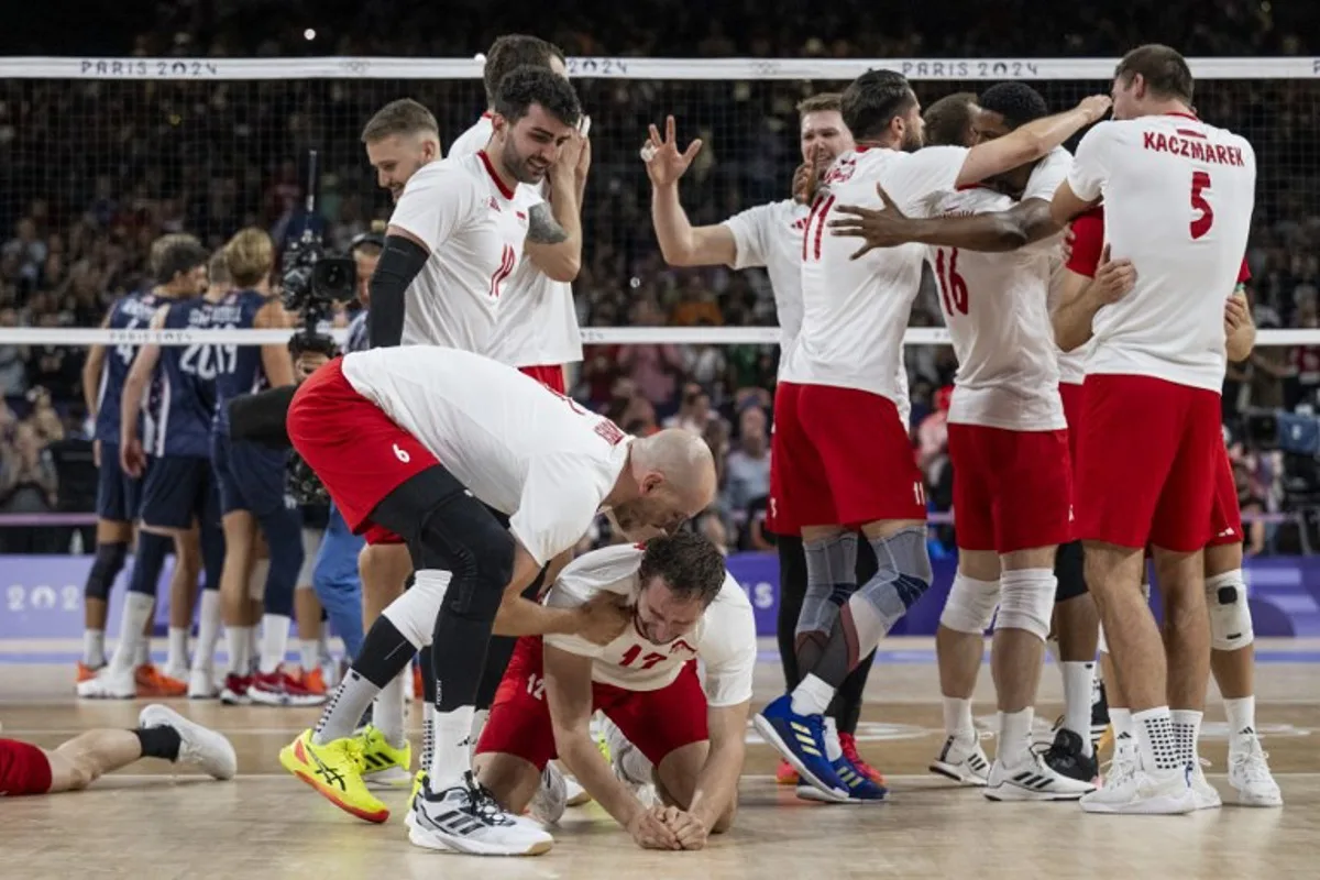 Poland's players celebrate winning the men's volleyball semi-final match between Poland and USA at the South Paris Arena 1 in Paris on August 7, 2024 during the Paris 2024 Olympic Games. PATRICIA DE MELO MOREIRA / AFP