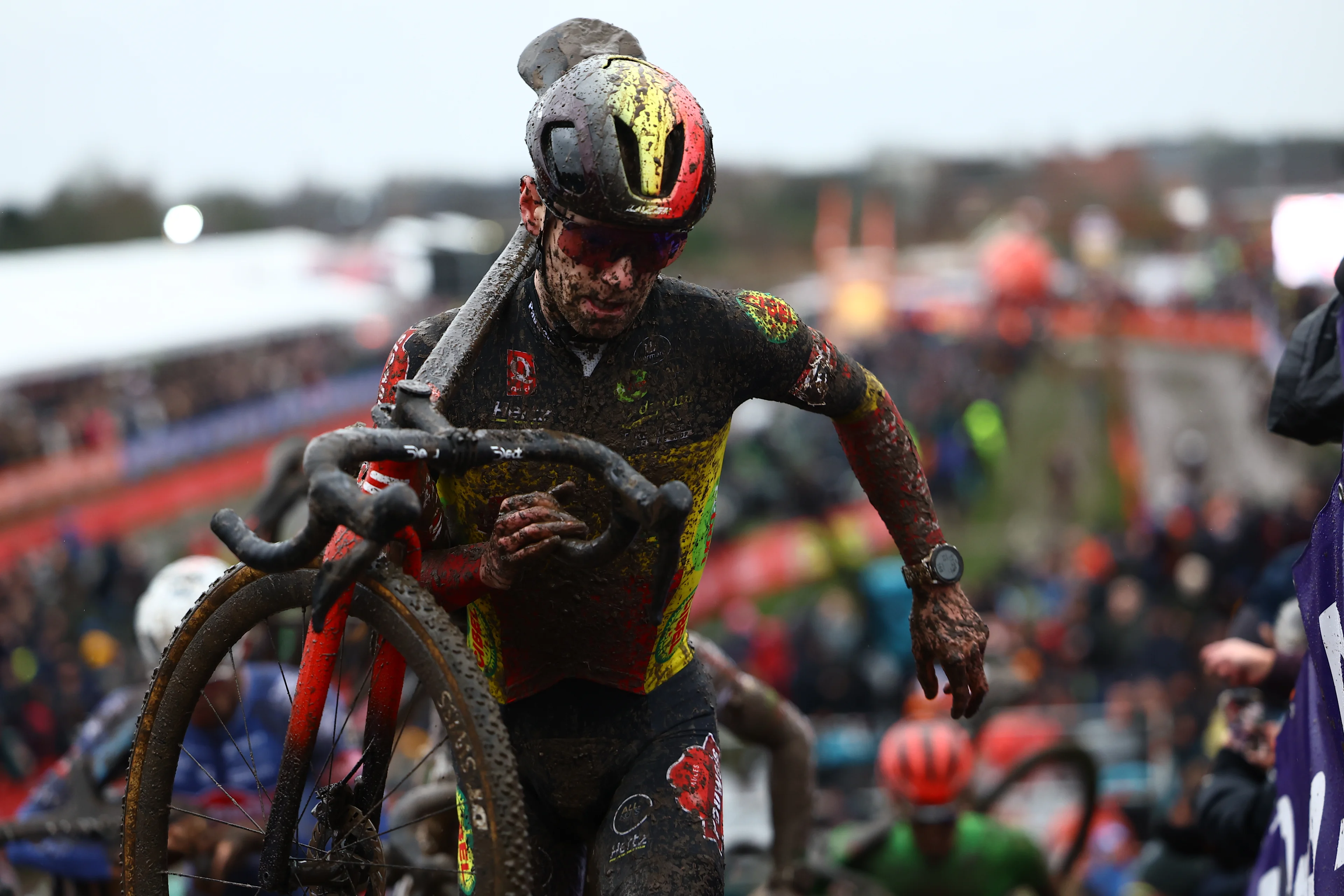 Belgian Eli Iserbyt pictured in action during the men's elite race at the World Cup cyclocross cycling event in Dendermonde, Belgium, stage 9 (out of 12) of the UCI World Cup cyclocross competition, Sunday 05 January 2025. BELGA PHOTO DAVID PINTENS