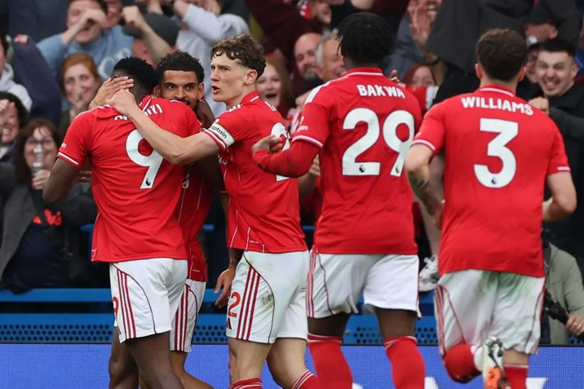 Nottingham Forest's Nigerian striker #09 Taiwo Awoniyi (L) celebrates with teammates after scoring his team's third goal during the English Premier League football match between Chelsea and Nottingham Forest at Stamford Bridge in London on May 4, 2026.  Adrian Dennis / AFP