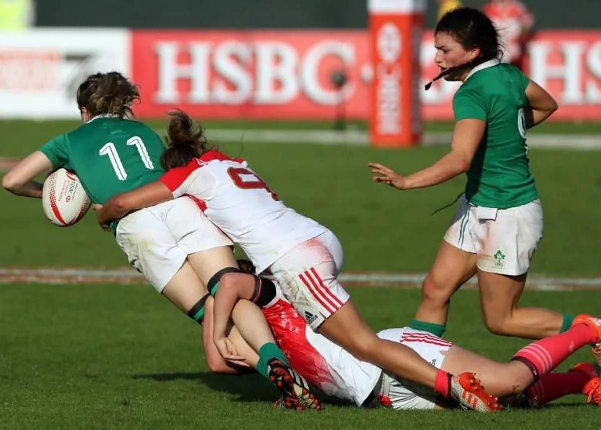 Emma Murphy (L) of Ireland is tackled by Carla Neissen (C) and Pauline Biscarat (C) of France during their World Rugby Women's Seven Series pool B match on December 1, 2016 in Dubai. KARIM SAHIB / AFP