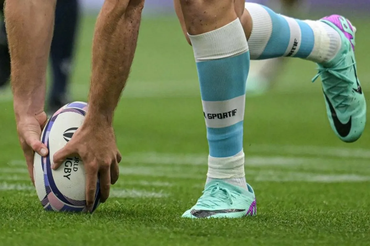 Argentina's Matias Osadczuk scores a try during the men's placing 7-8 rugby sevens match between Argentina and USA during the Paris 2024 Olympic Games at the Stade de France in Saint-Denis on July 27, 2024.  CARL DE SOUZA / AFP