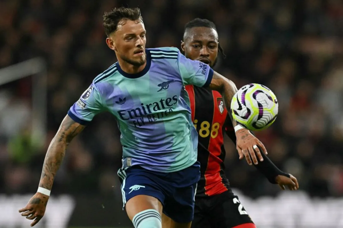 Arsenal's English defender #04 Ben White (L) and Bournemouth's Ghanaian striker #24 Antoine Semenyo compete during the English Premier League football match between Bournemouth and Arsenal at the Vitality Stadium in Bournemouth, southern England on October 19, 2024.  Glyn KIRK / AFP