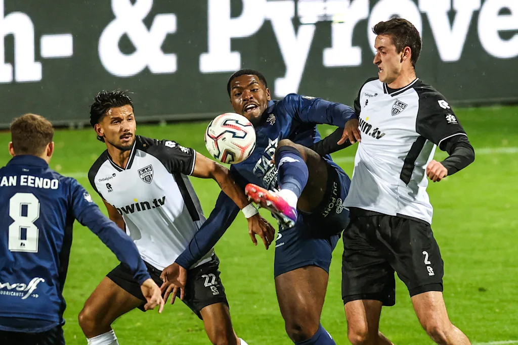 Eupen's Logan Delaurier-Chaubet; Beerschot's Toshio Lake and Eupen's Yentl Van Genechten fight for the ball during a soccer match between KAS Eupen and K. Beerschot VA, Sunday 25 October 2026 in Eupen, on day 8 of the 2026-2027 'Challenger Pro League' second division of the Belgian championship. BELGA PHOTO BRUNO FAHY