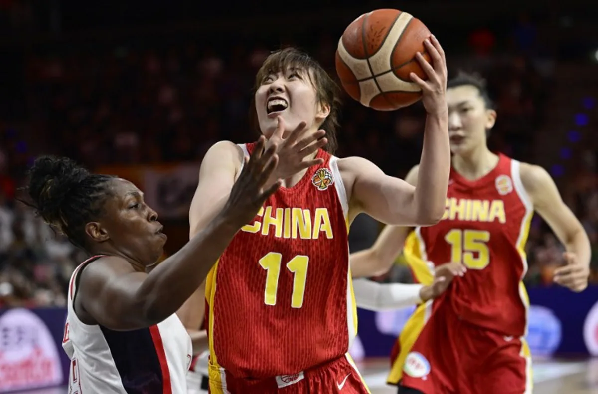 USA's guard #08 Chelsea Gray (L) tries to block China's forward #11 Luo Xinyu (C) during the 2026 FIBA Women's Basketball World Cup Group D match between USA and China at the Max-Schmeling-Halle in Berlin on September 4, 2026.  John MACDOUGALL / AFP
