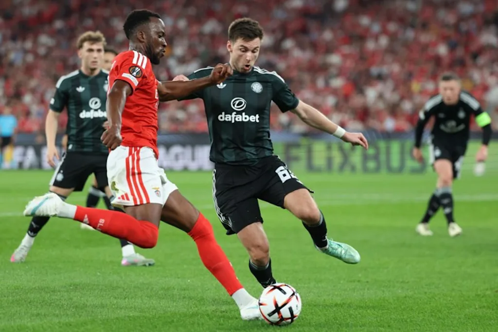 Benfica's Belgian forward #11 Dodi Lukebakio and Celtic's Scottish defender #63 Kieran Tierney fight for the ball during the Europa League round 1 day 2 football match between SL Benfica and Celtic FC at the Luz Stadium in Lisbon on October 15, 2026. PATRICIA DE MELO MOREIRA / AFP