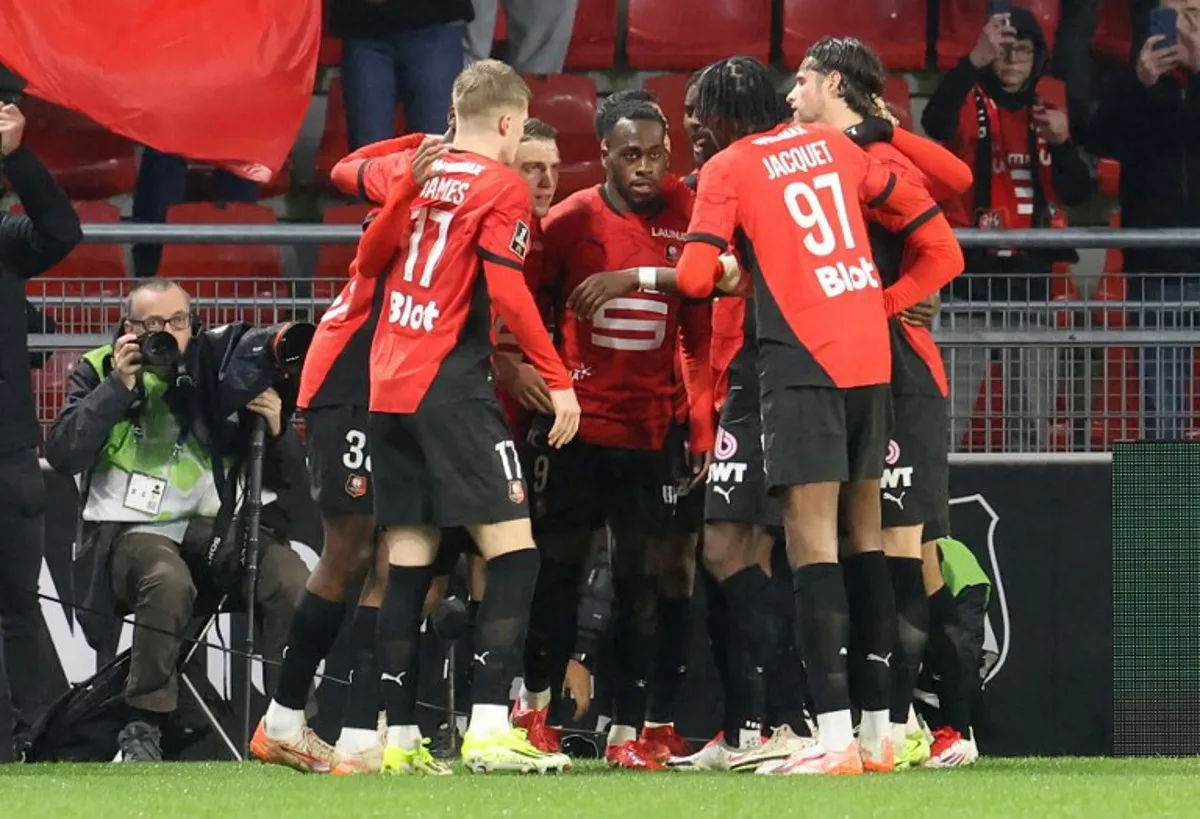 Rennes' French forward #09 Arnaud Kalimuendo (C) is congratulate by team mates after scoring a goal during the French L1 football match between Rennes and Reims at the Roazhon Park stadium in Rennes, western France, on February 21, 2025.  Fred TANNEAU / AFP