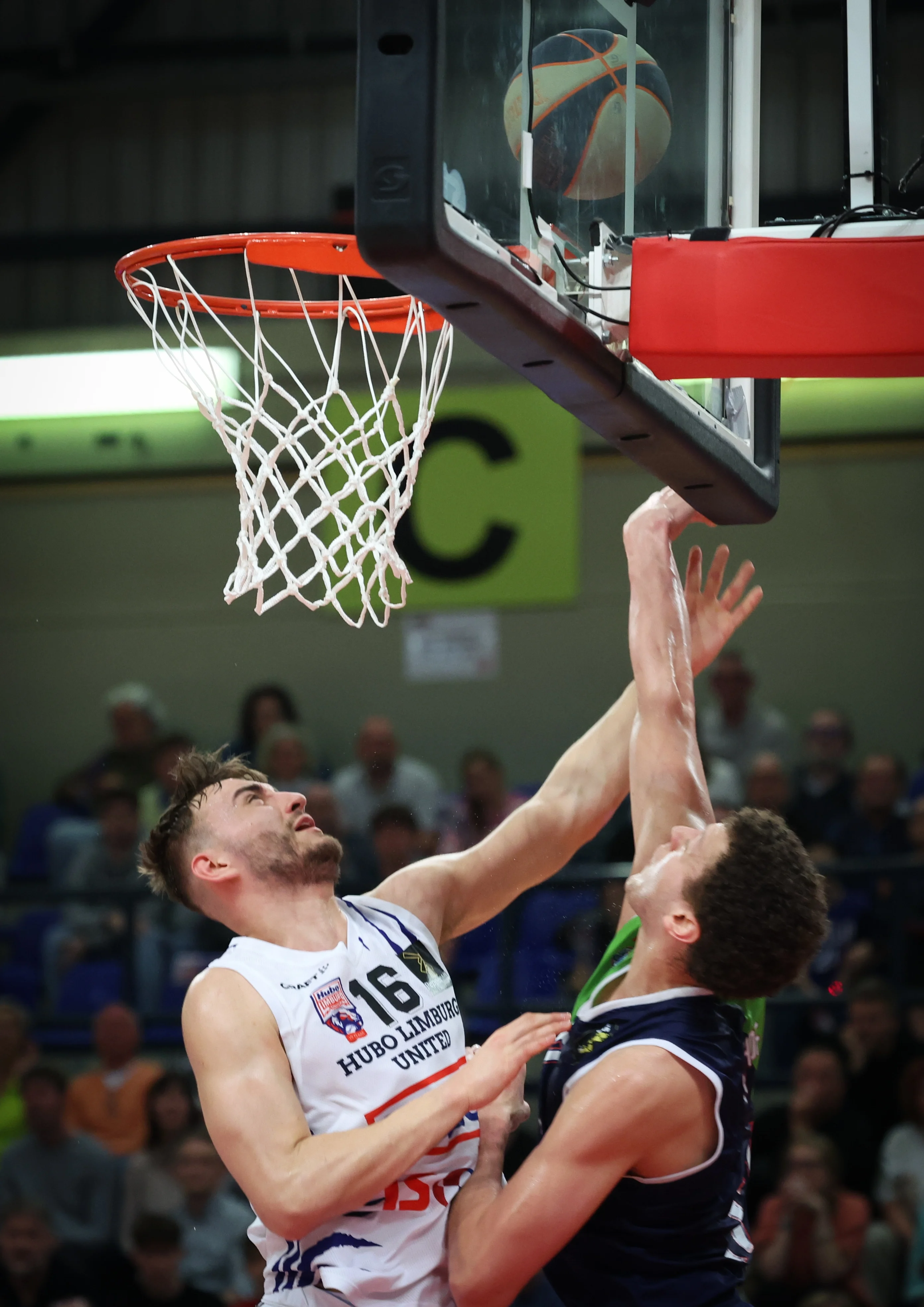 Limburg's Wout Leemans and ZZ's Lucas Kruithof fight for the ball during a basketball match between Belgian Limburg United and Dutch Zorg en Zekerheid Leiden, Friday 12 April 2024 in Hasselt, on day 7 in the 'Elite Gold' cross-boarder phase of the 'BNXT League' Belgian and Netherlands first division basket championship. BELGA PHOTO VIRGINIE LEFOUR