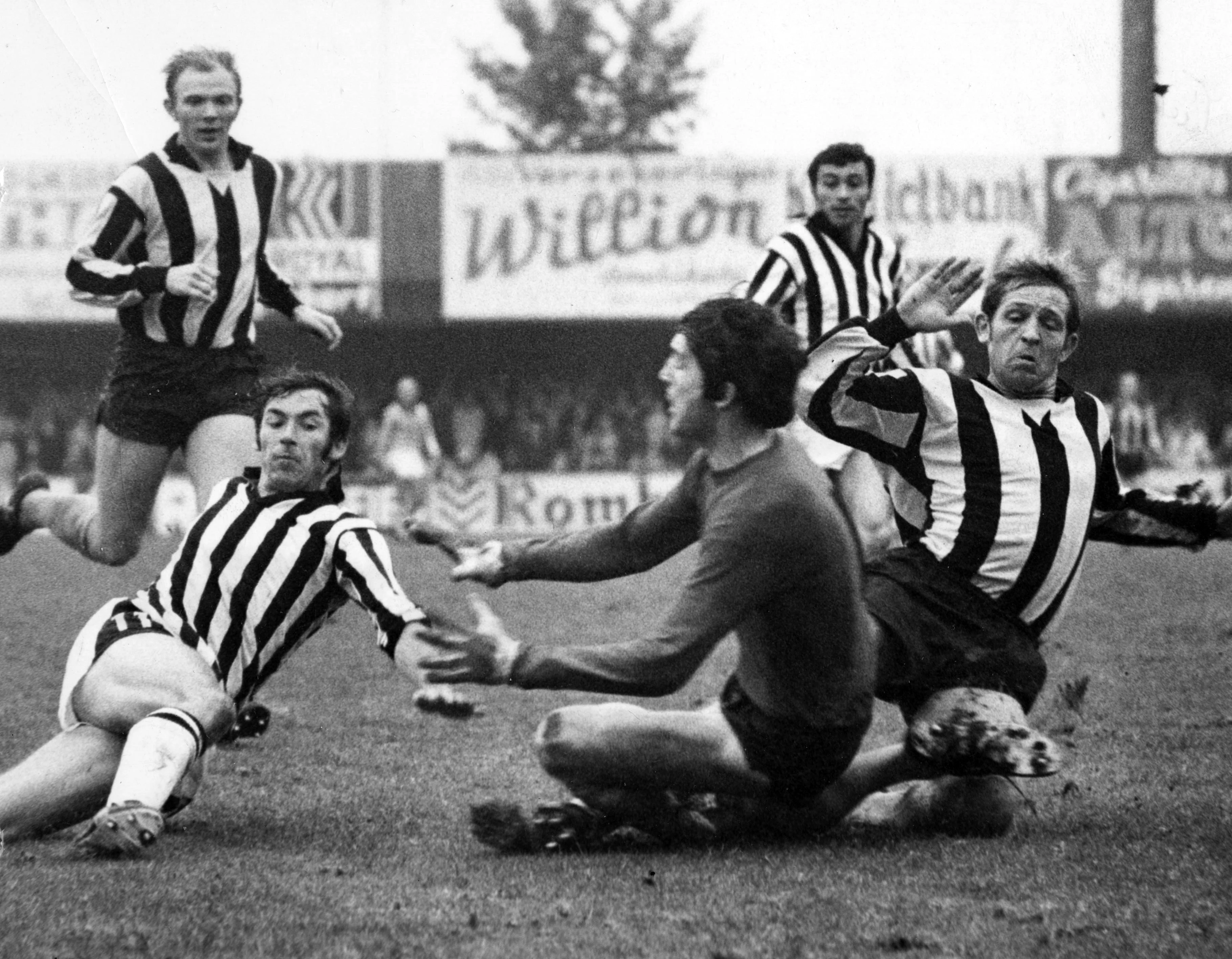 19711017 - The picture is about a football match between the teams of Liers and Diest which took place the 17/10/1971. BELGA PHOTO ARCHIVES