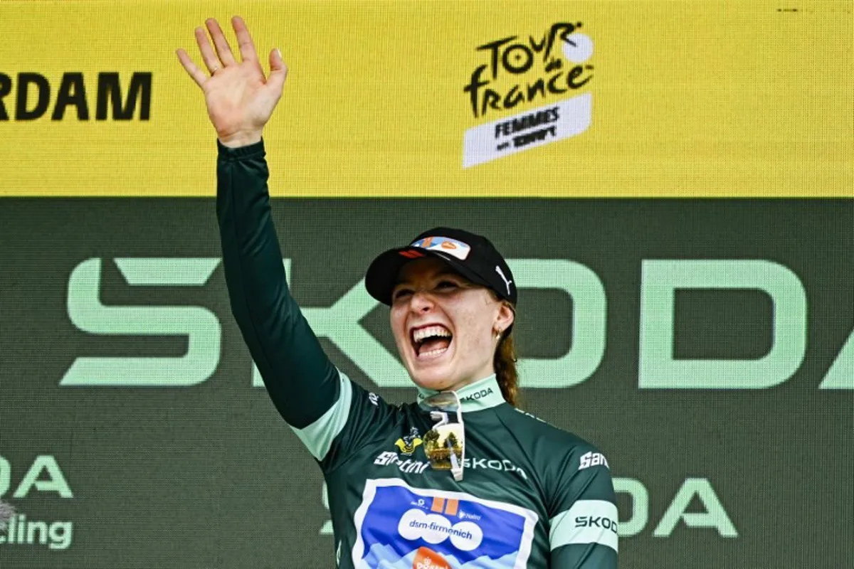 Team DSM-Firmenich PostNL's Dutch rider Charlotte Kool (C) celebrates on the podium with the sprinter's green jersey after winning the 2nd stage (out of 8) of the third edition of the Women's Tour de France cycling race, 69,7 km between Dordrecht and Rotterdam, on August 13, 2024. JULIEN DE ROSA / AFP