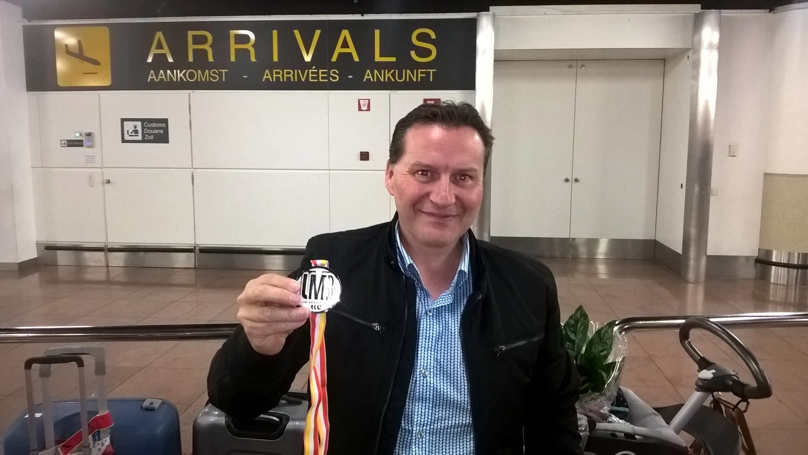 ATTENTION EDITORS - BEST QUALITY AVAILABLE Belgian Eddy Merckx, shows his silver medal, at his arrival at Zaventem airport, back from the world championship in Santa Cruz, Bolivia, Tuesday 14 November 2017. BELGA PHOTO TOON SACRE