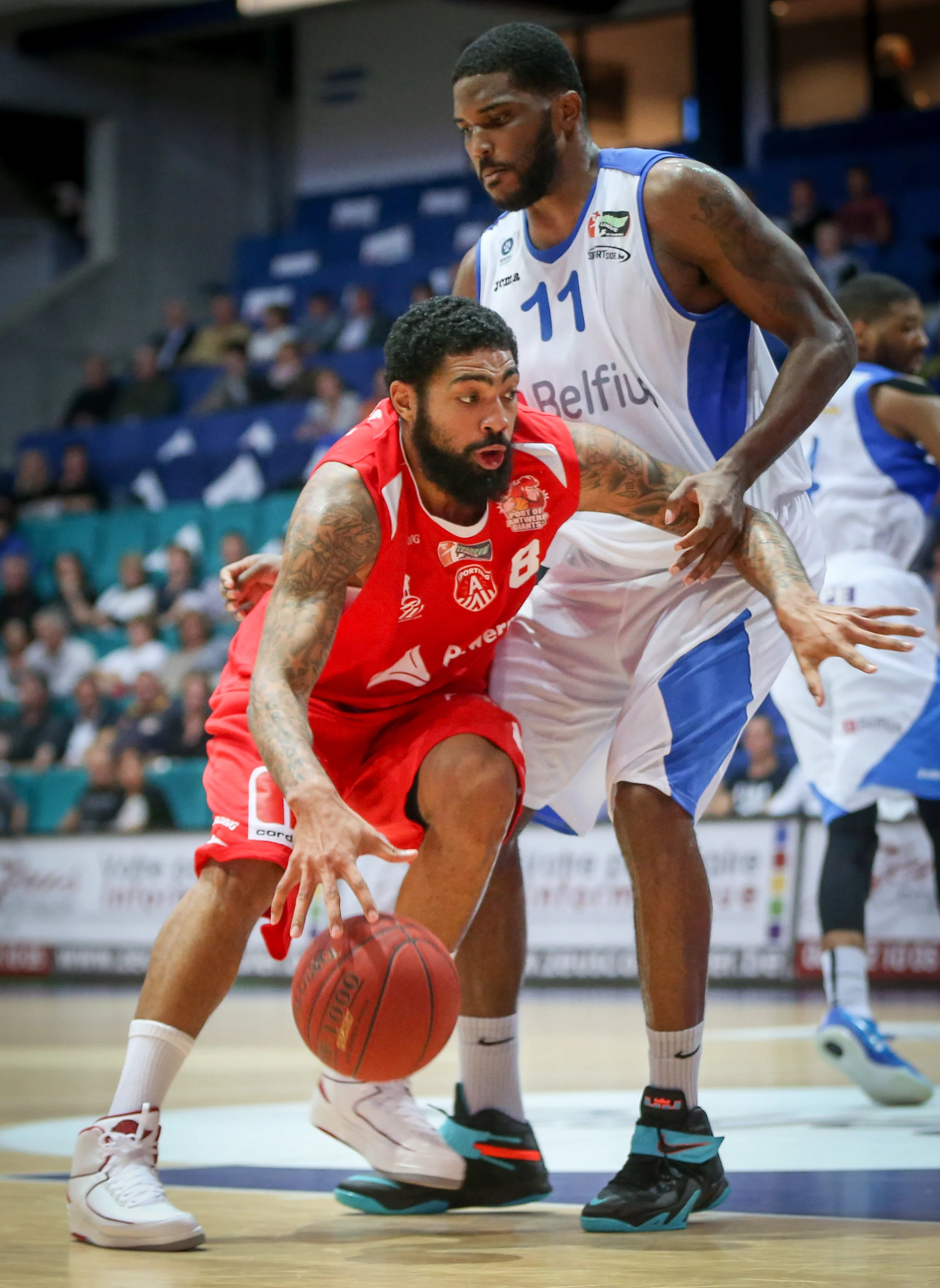 20141018 - MONS, BELGIUM: Antwerp's Andy Van Vliet and Mons' Jamie O Brien Billie fight for the ball during the basketball match between Mons-Hainaut and the Antwerp Giants, on the fourth day of the Scooore League Basketball competition, Saturday 18 October 2014 in Mons. BELGA PHOTO VIRGINIE LEFOUR