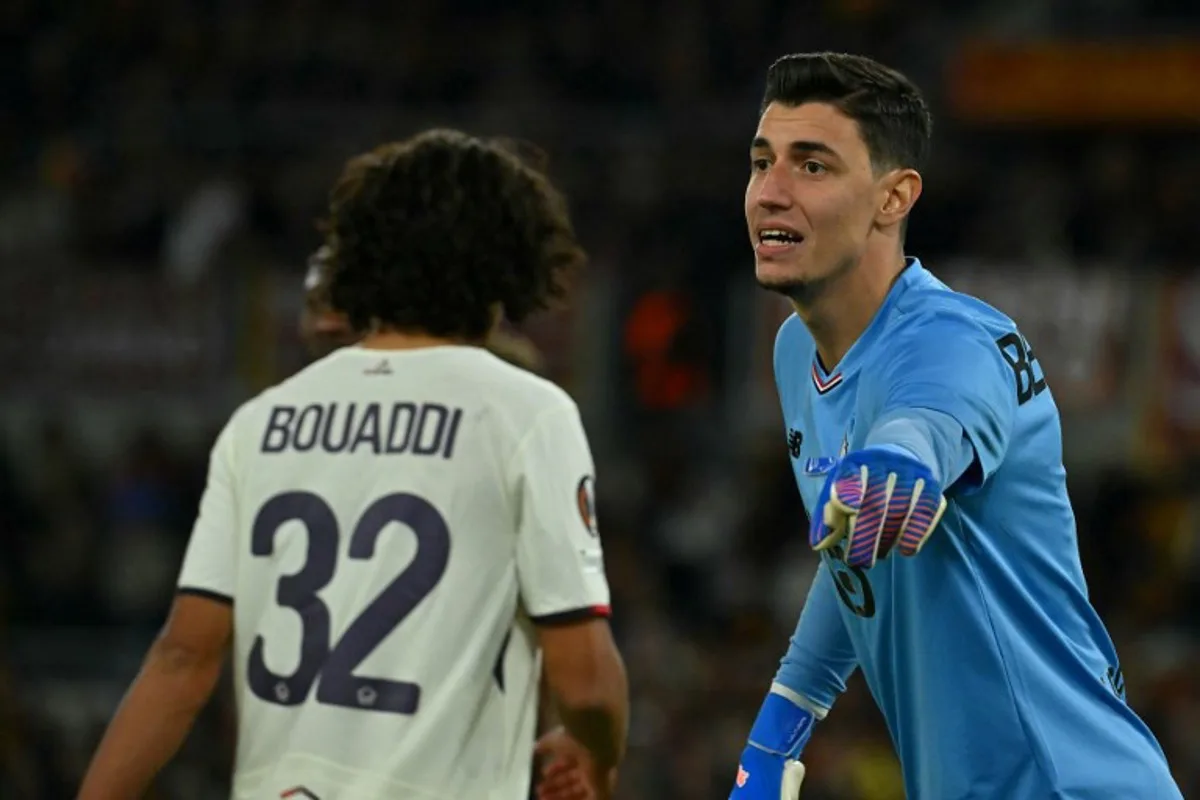 Lille's Turkish goalkeeper #01 Berke Ozer gestures during the UEFA Europa League first round day 2 football match between AS Roma (ITA) and LOSC Lille (FRA) at the Olympic Stadium in Rome on October 2, 2025. Filippo MONTEFORTE / AFP