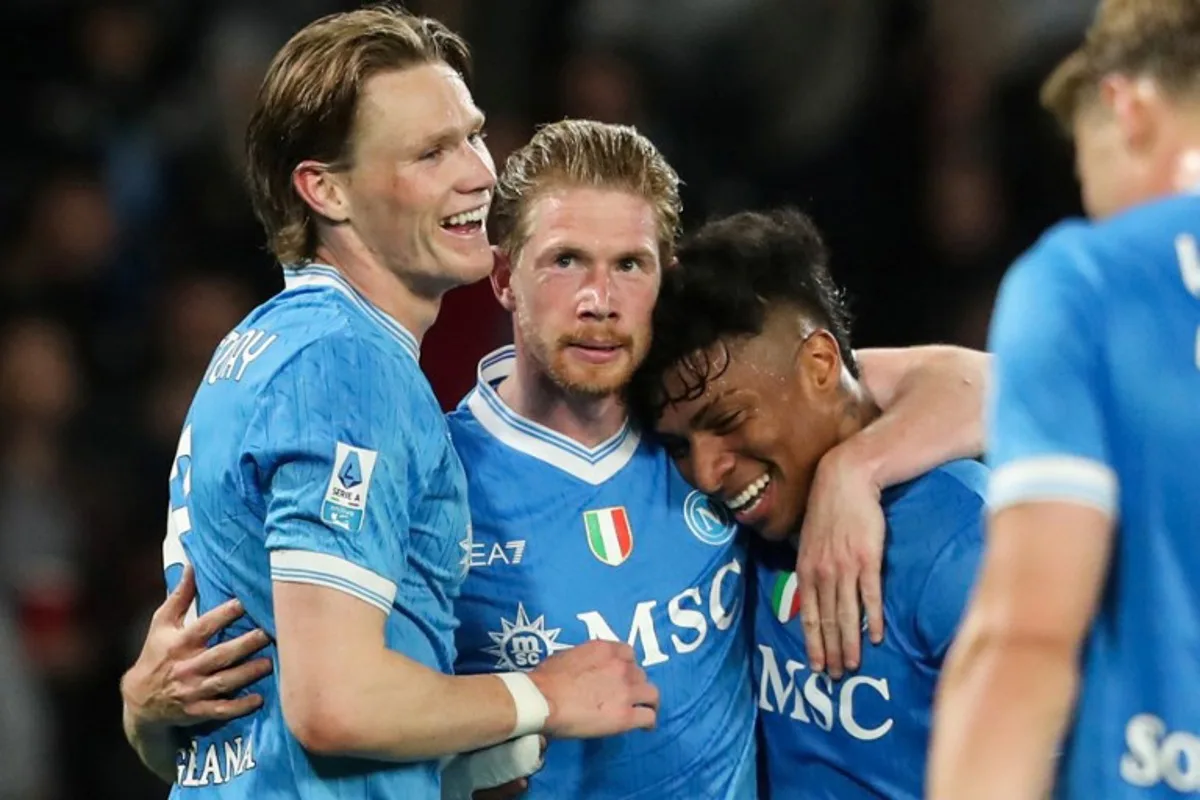 Napoli's Belgian midfielder #11 Kevin De Bruyne (2nd L) celebrates with Napoli's Brazilian forward #27 Allison Santos  (2nd R) and Napoli's Scottish midfielder #8 Scott McTominay (L) after scoring his team third goal during the Italian Serie A football between match SSC Napoli and US Cremonese at the Diego Armando Maradona Stadium in Napoli, on April 24, 2026.  CARLO HERMANN / AFP