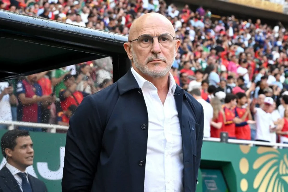 Spain's head coach Luis de la Fuente looks on ahead of the 2026 World Cup Group H football match between Uruguay and Spain at the Guadalajara Stadium in Zapopan on June 26, 2026.   CARL DE SOUZA / AFP