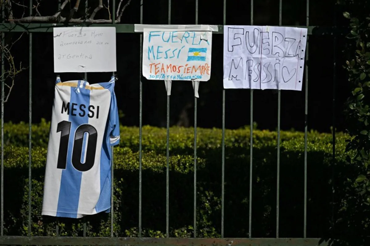 A jersey and signs reading "Stay strong" left by fans are seen on the fence of El Prado cemetery on the outskirts of Rosario, Santa Fe province, Argentina, on August 9, 2026, where the funeral of Argentina's football star Lionel Messi's father will take place. Jorge Messi, the father and agent of Lionel Messi, has died aged 68, the eight-time Ballon d'Or winner's childhood club Newell's Old Boys announced on August 8, 2026. Luis ROBAYO / AFP